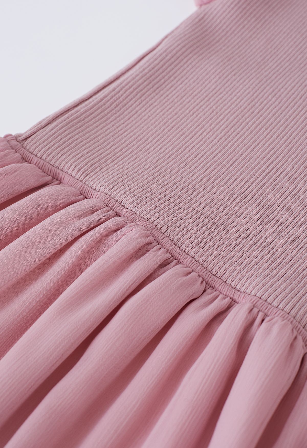 Robe mi-longue transparente en tricot épissé à col licou en rose