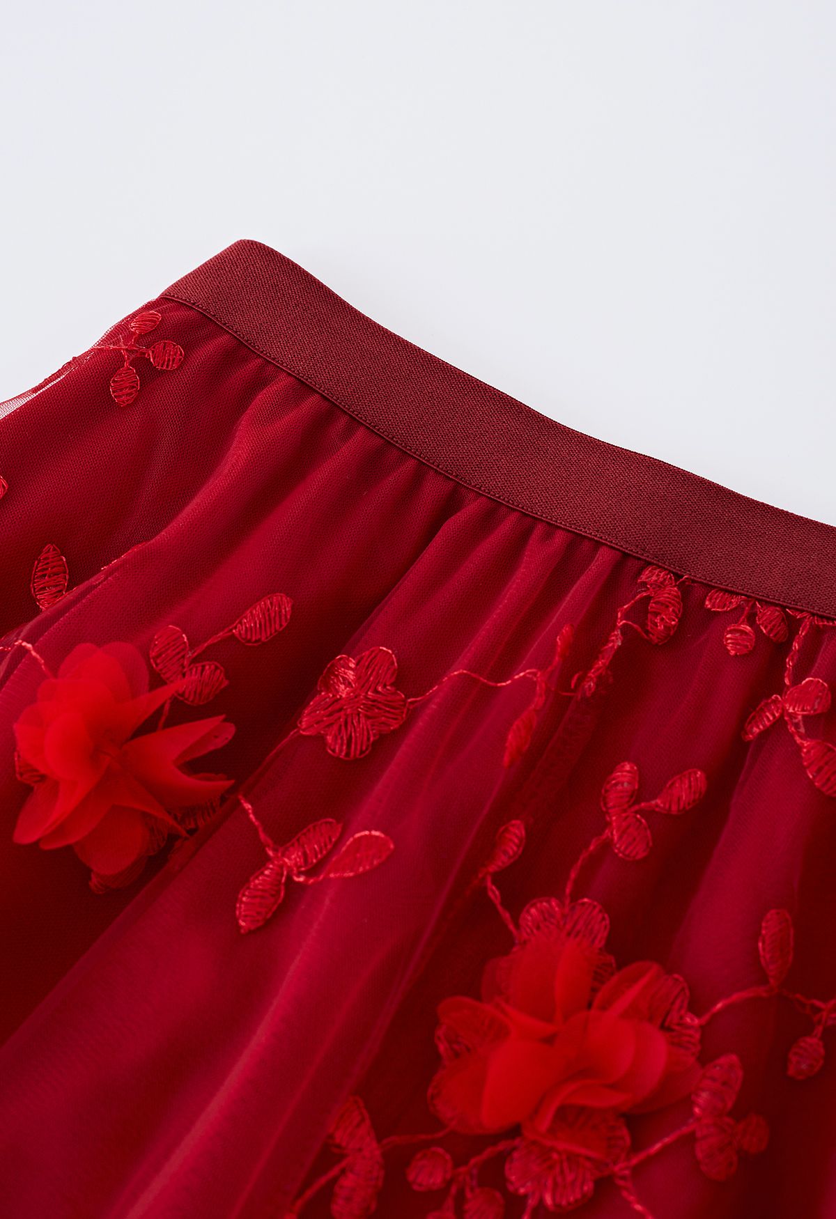 Jupe mi-longue en tulle brodé de fleurs en maille 3D en rouge