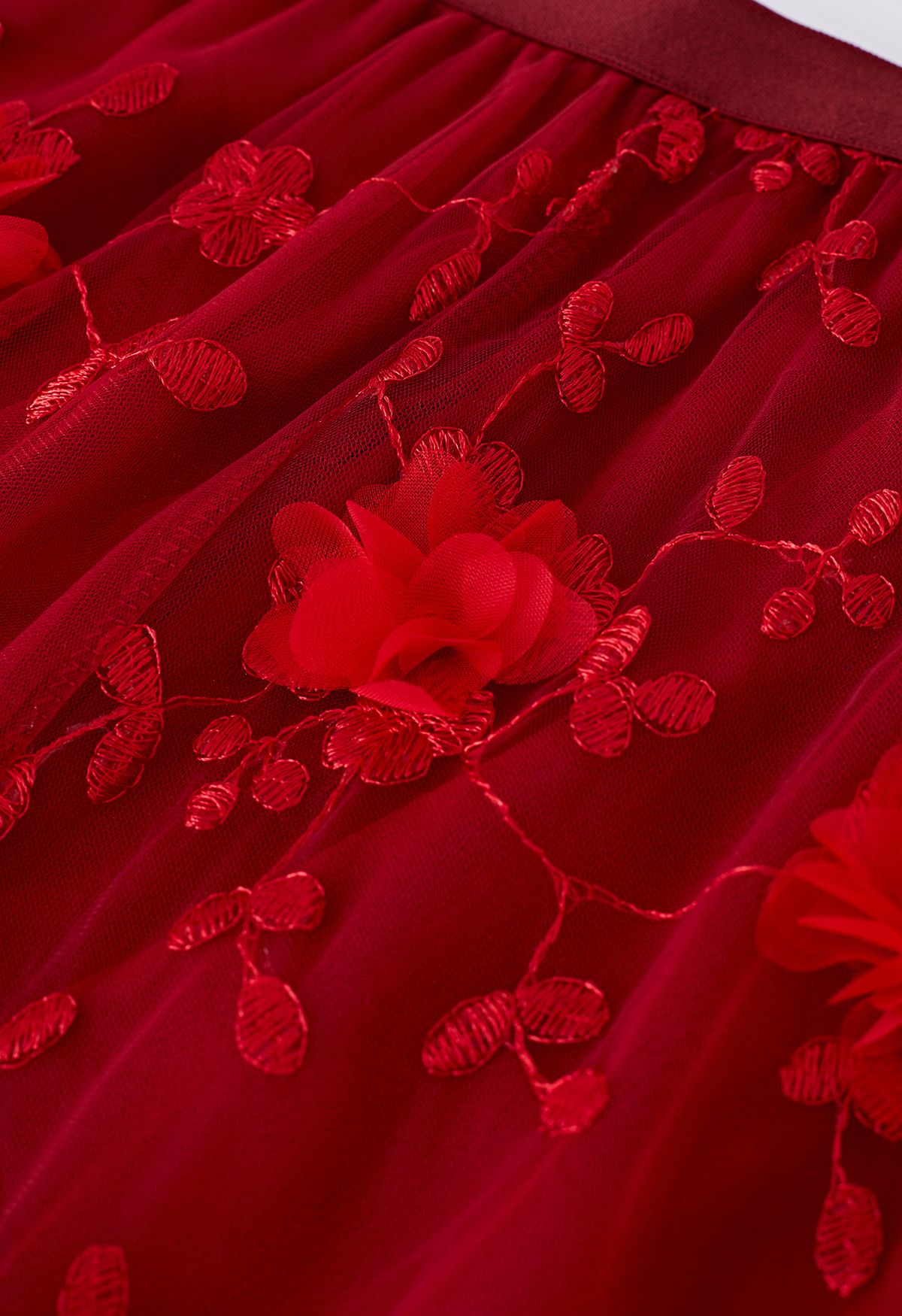 Jupe mi-longue en tulle brodé de fleurs en maille 3D en rouge