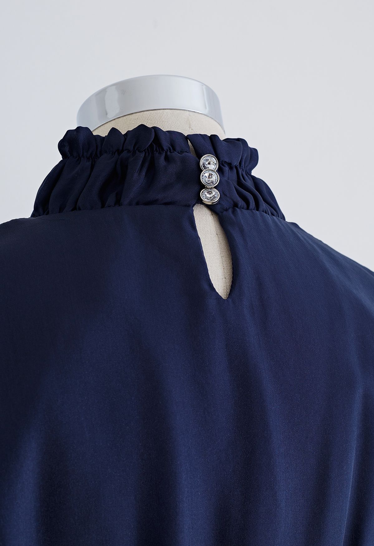 Superbe robe à volants en maille transparente à col nœud en bleu marine