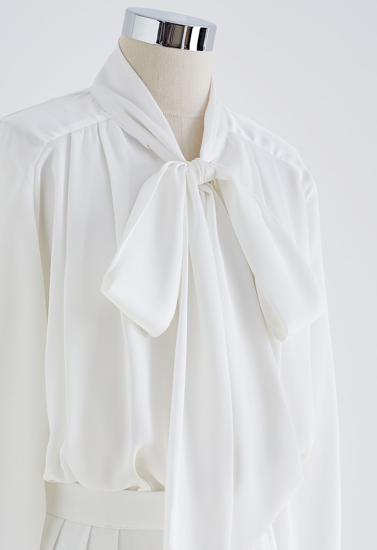 Robe plissée en satin à encolure nœud papillon en blanc