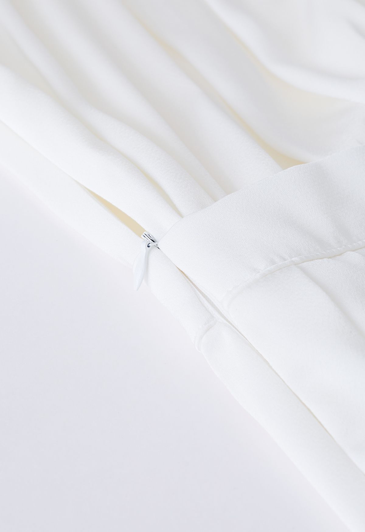 Robe plissée en satin à encolure nœud papillon en blanc