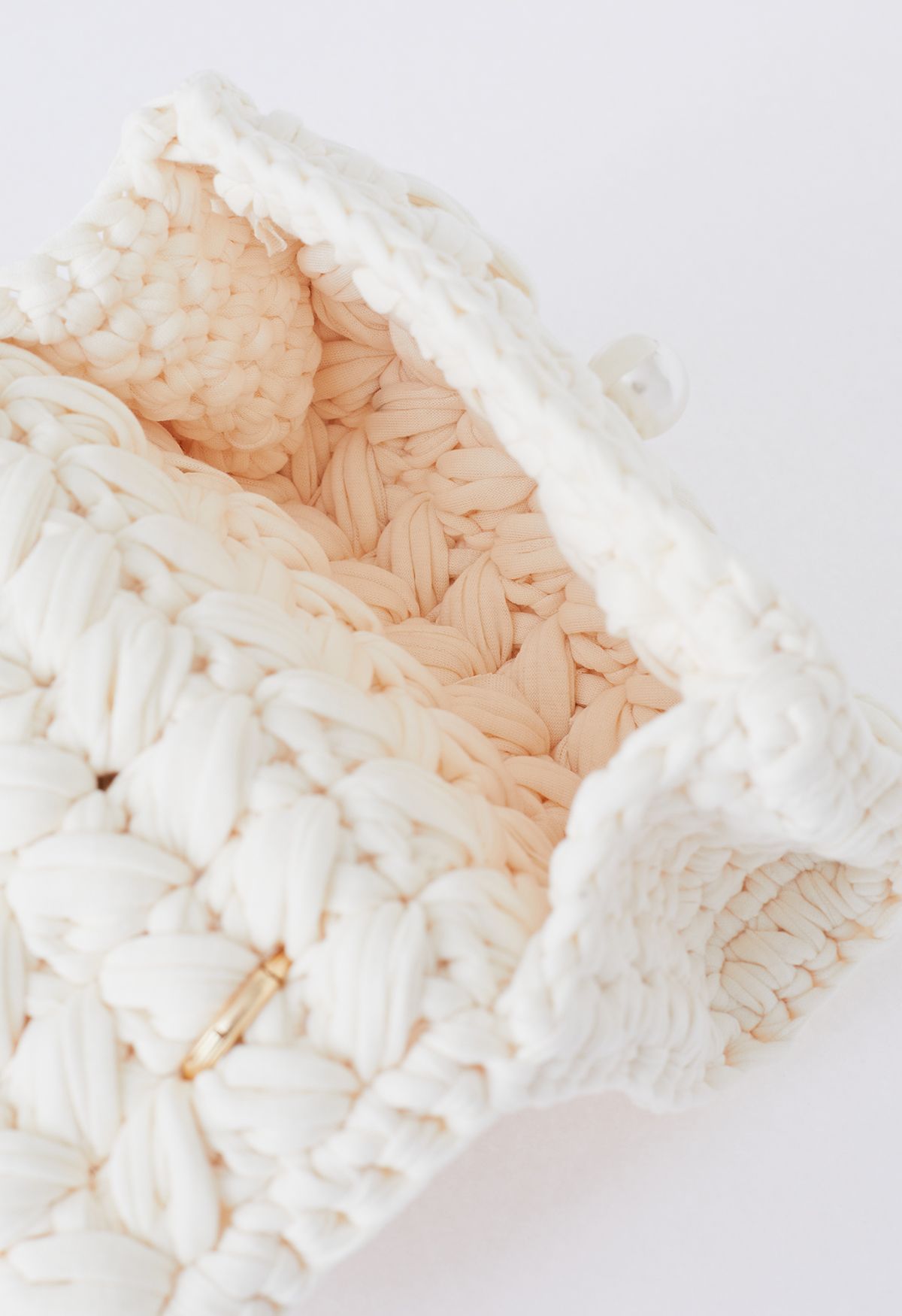 Mini sac en tricot épais tressé à chaîne perlée en crème