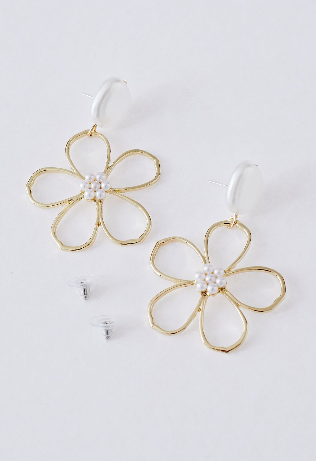 Boucles d'oreilles florales évidées nacrées