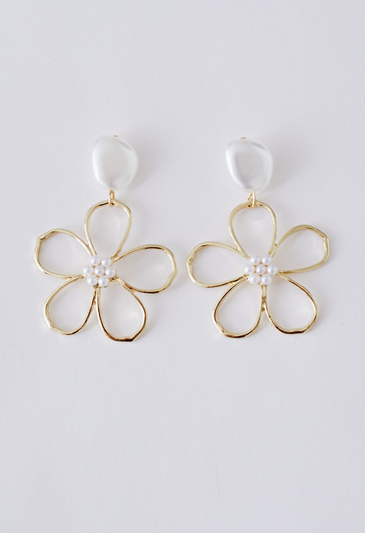 Boucles d'oreilles florales évidées nacrées