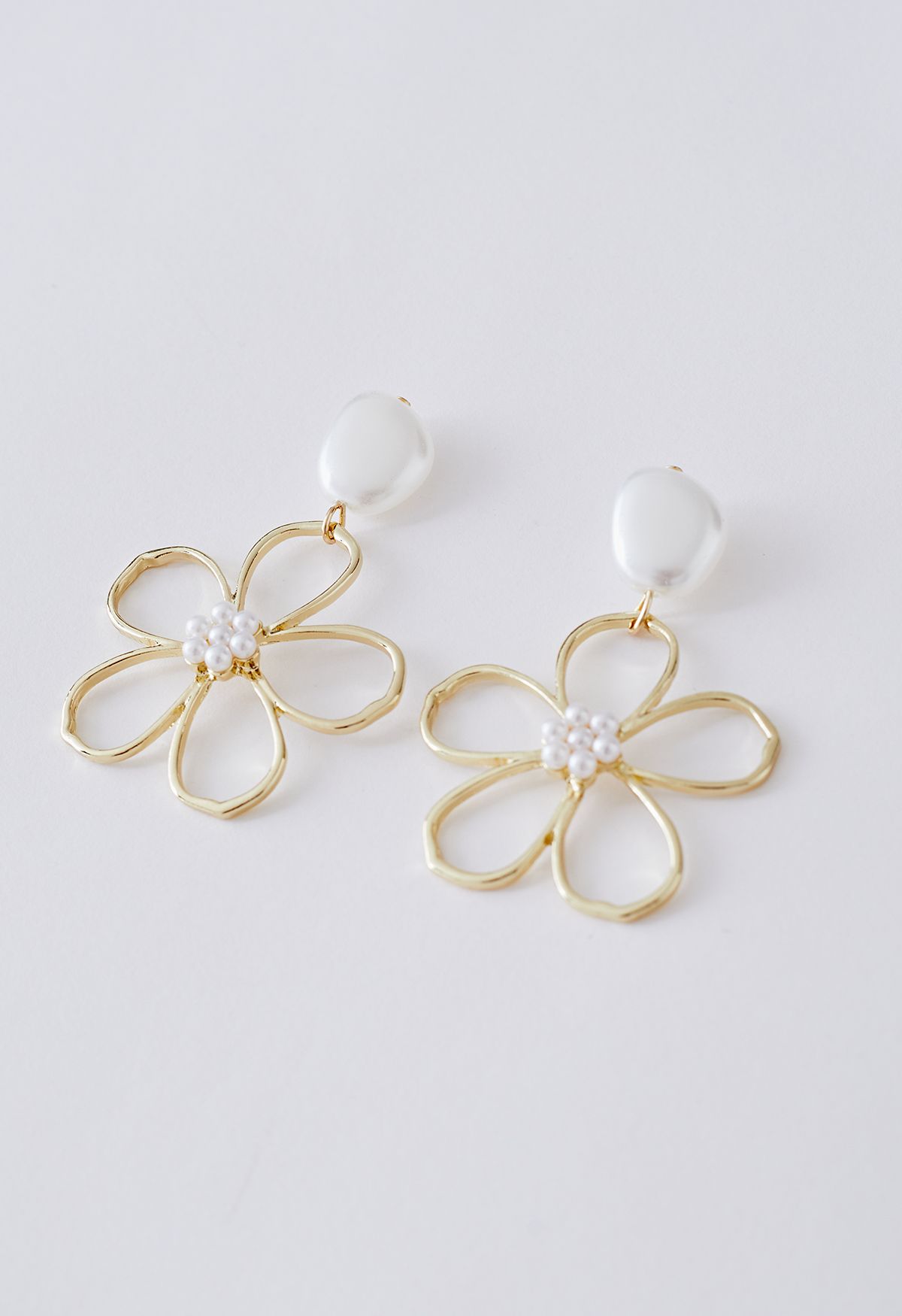 Boucles d'oreilles florales évidées nacrées