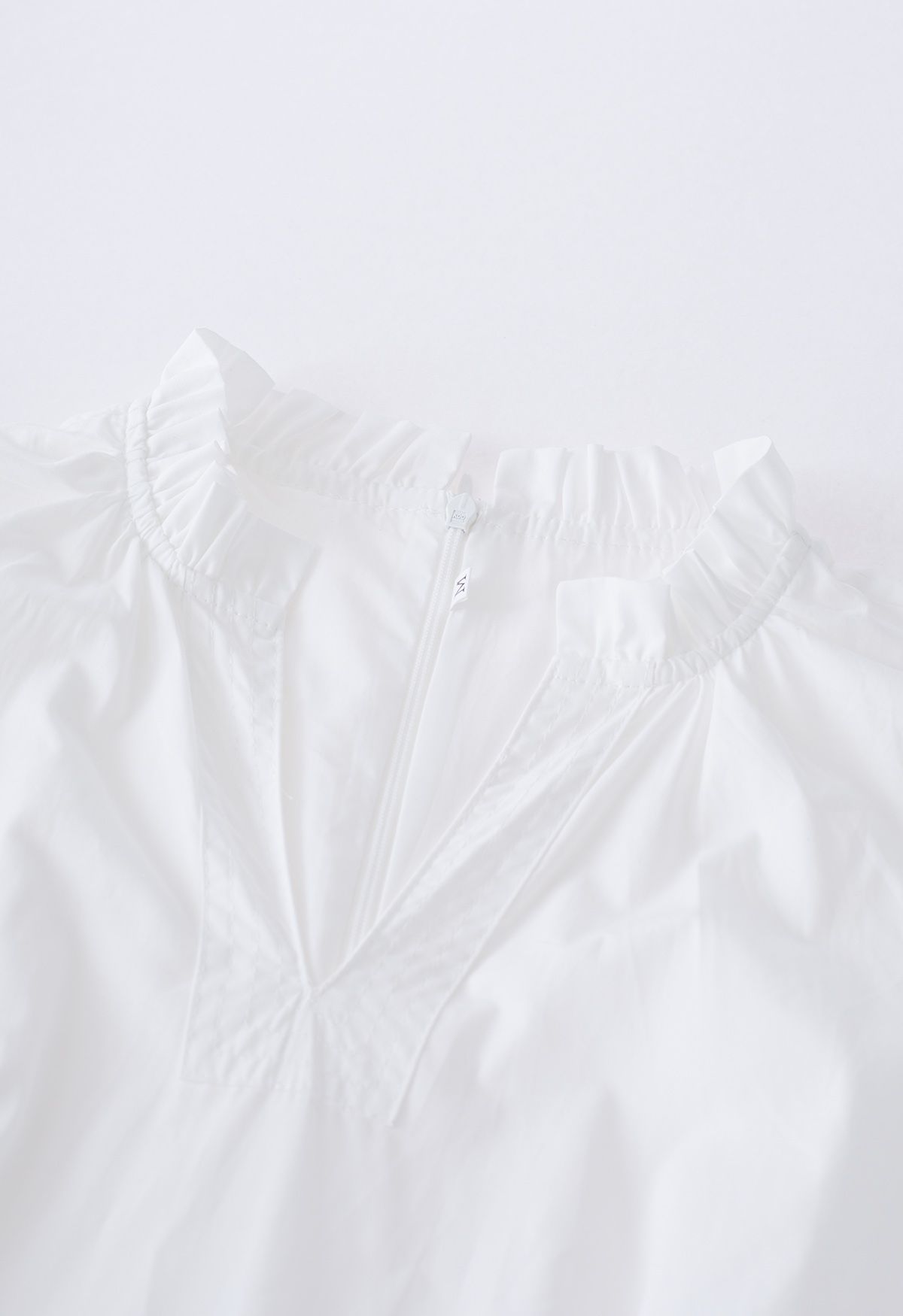 Robe en coton à volants et manches flottantes à encolure en V en blanc