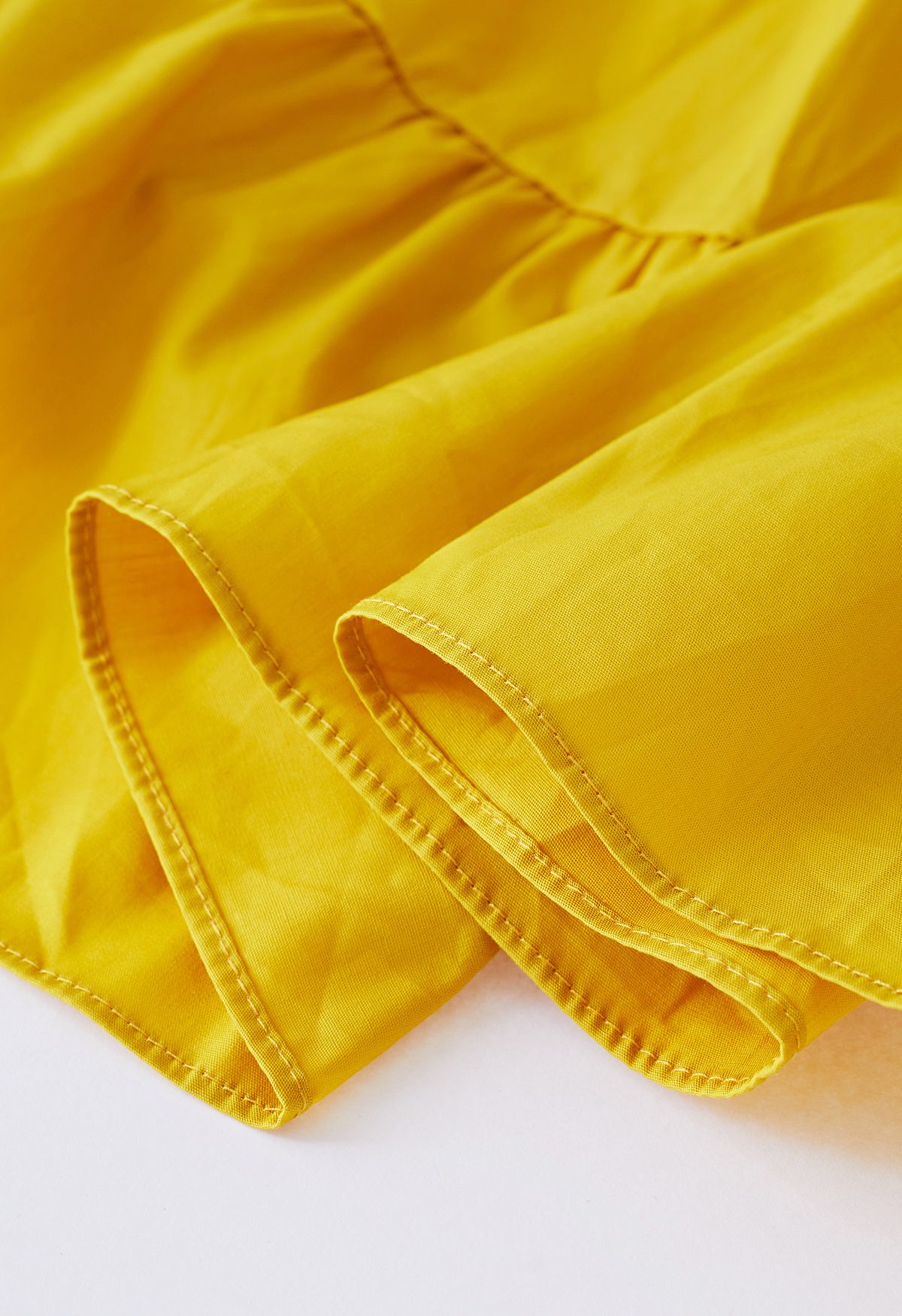 Robe en coton à volants et manches flottantes à encolure en V en moutarde