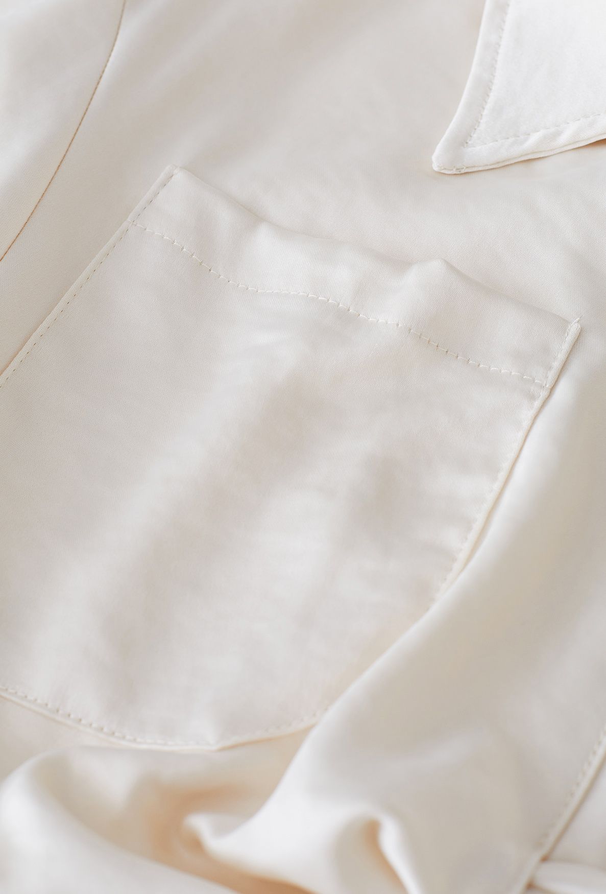 Chemise courte en satin torsadé avec poches en crème