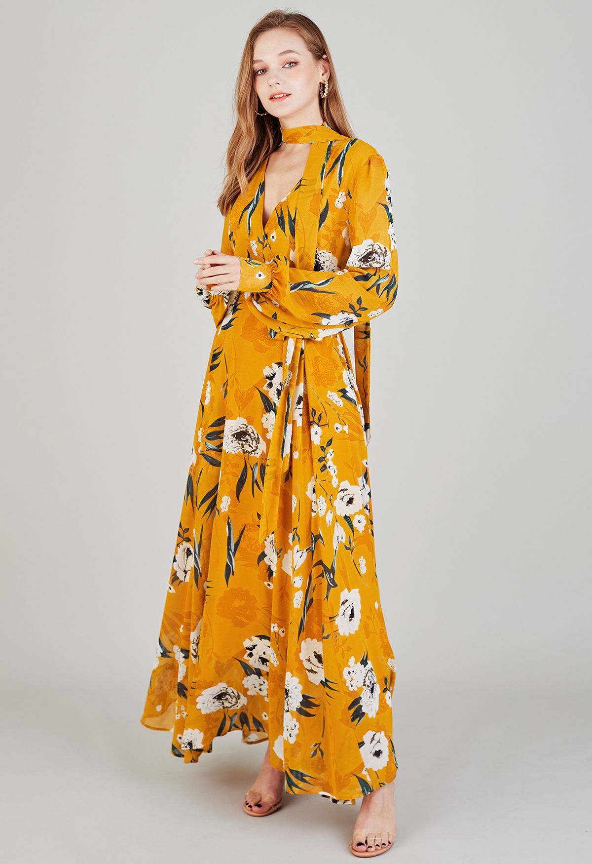 Robe longue en mousseline de soie Vernal Blossom avec écharpe en orange