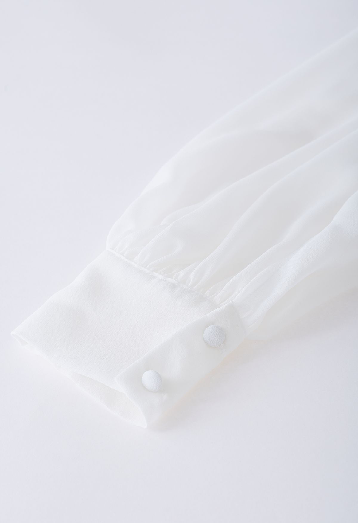Crop top semi-transparent à volants flottants en blanc