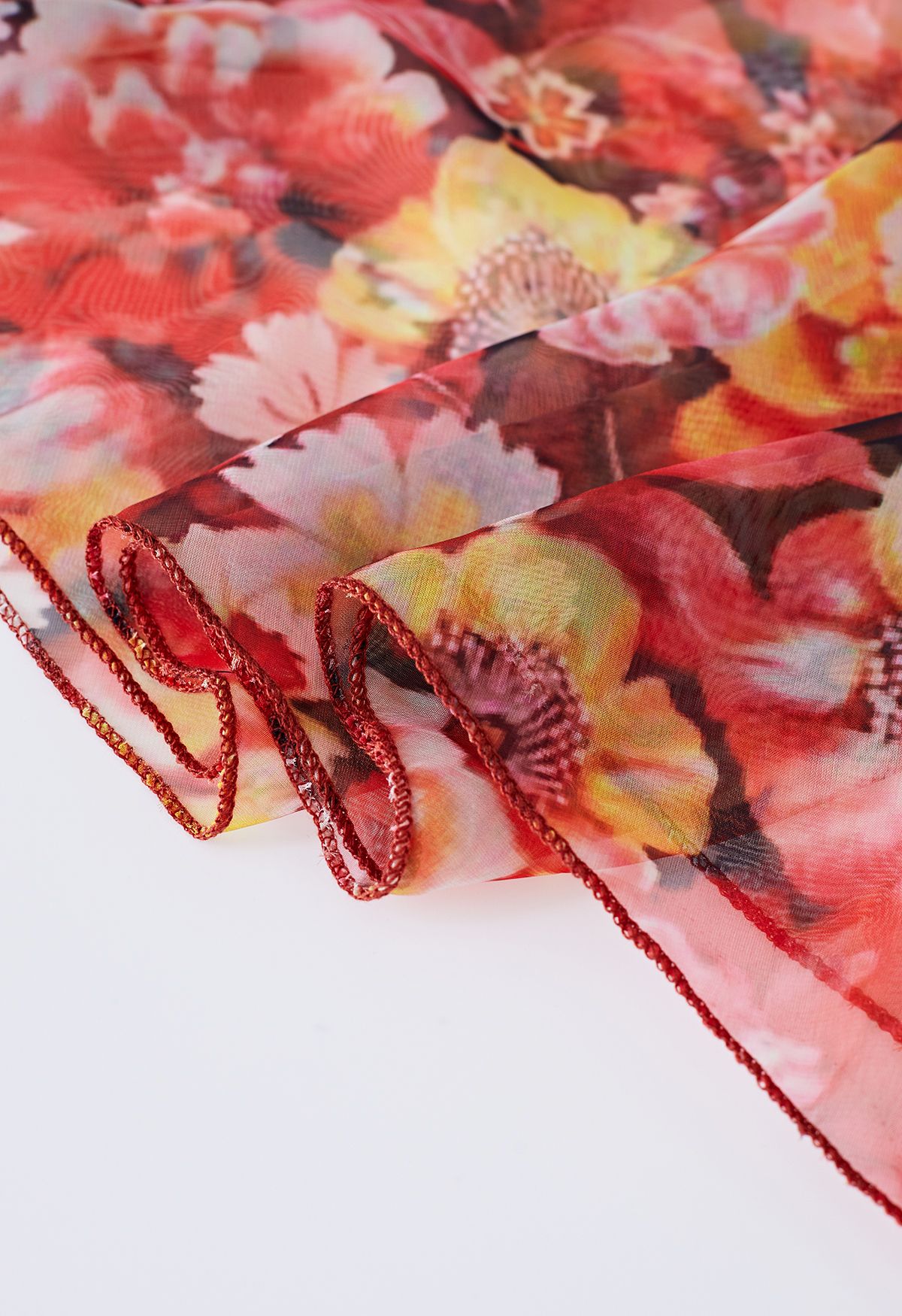 Jupe longue en mousseline imprimée de fleurs rougeâtres
