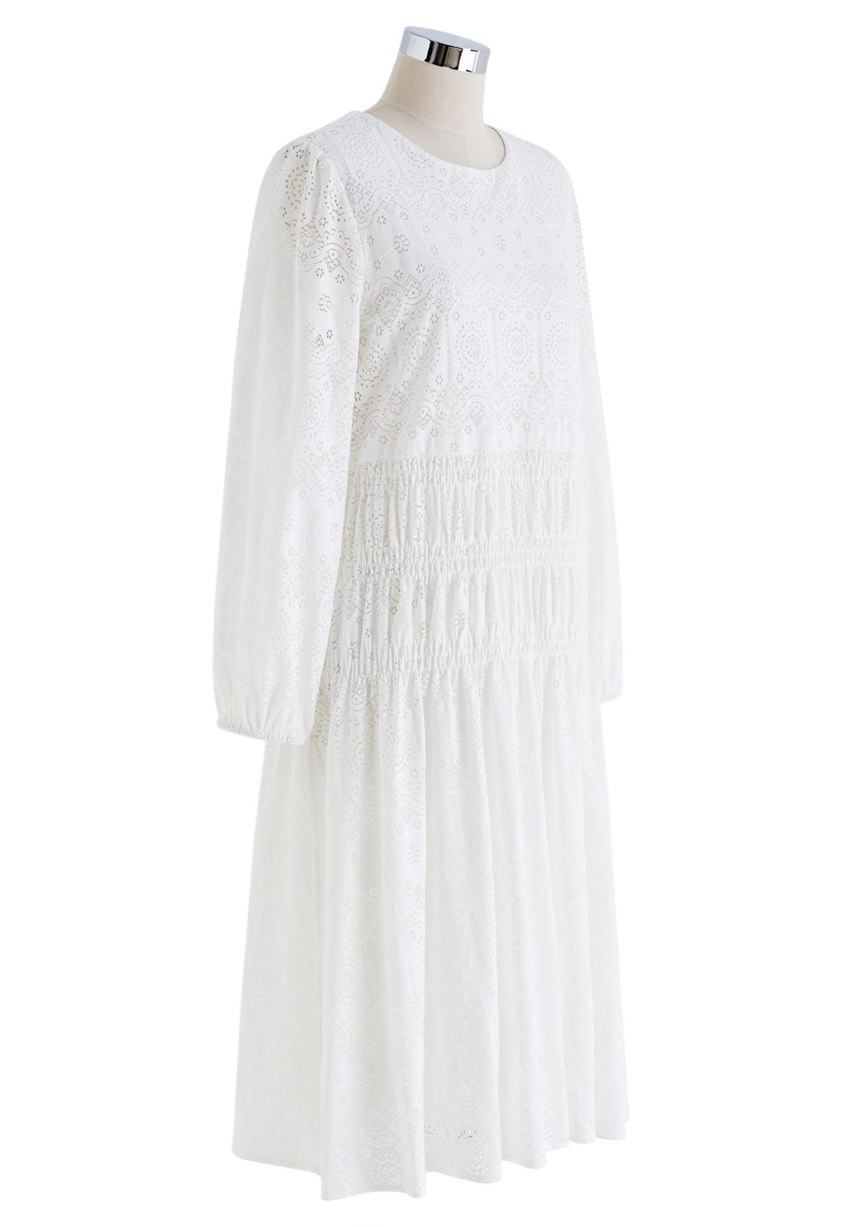 Robe mi-longue à découpes florales délicates en blanc