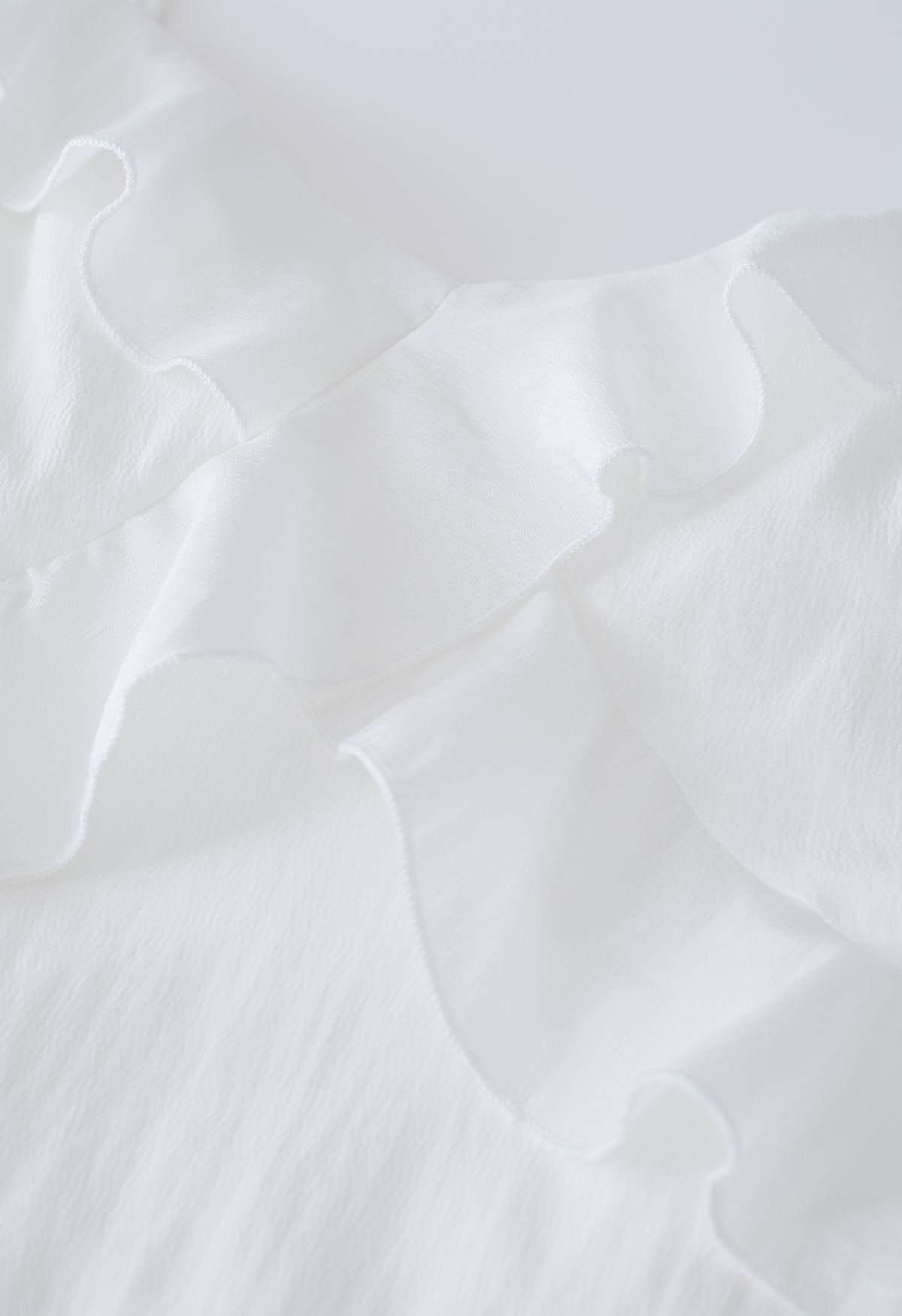 Robe camisole à volants et fente latérale en blanc