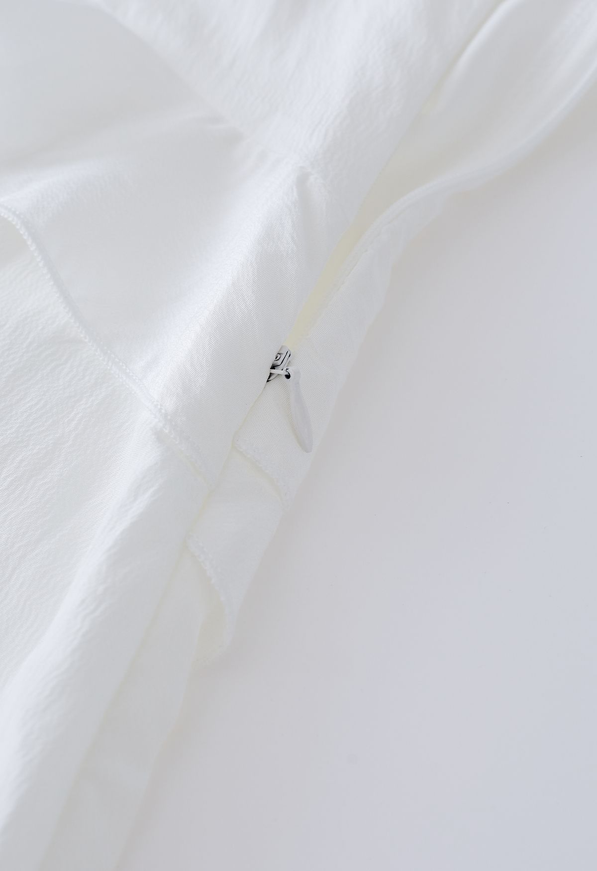 Robe camisole à volants et fente latérale en blanc