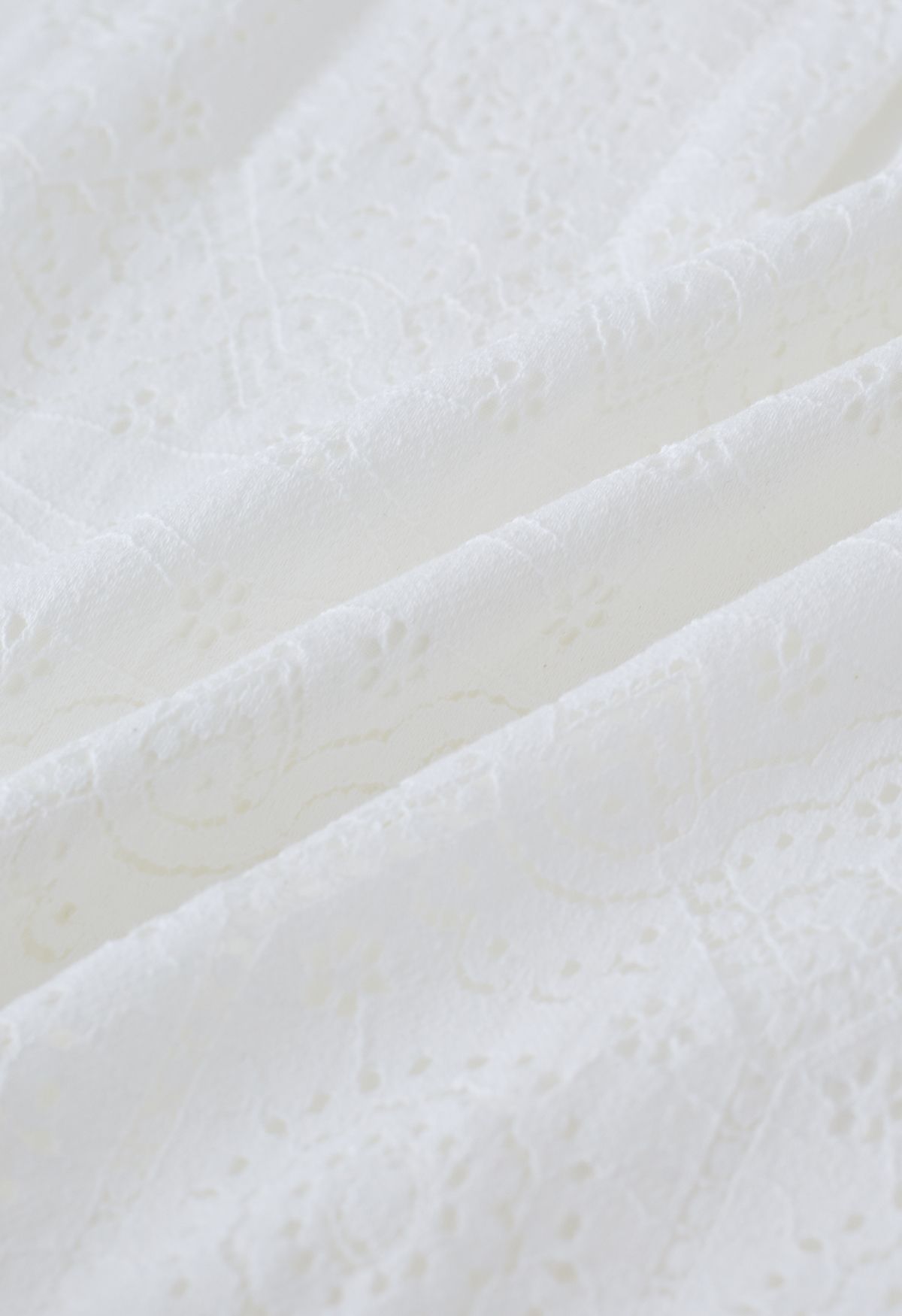 Robe mi-longue à découpes florales délicates en blanc