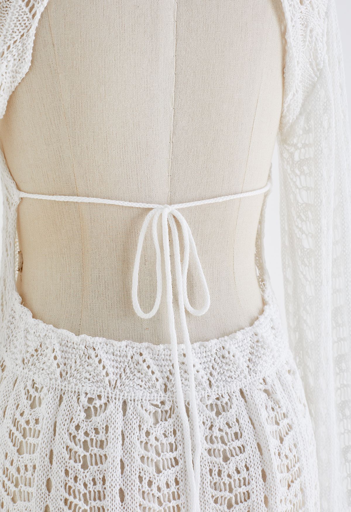 Couverture en tricot évidé à dos ouvert en blanc