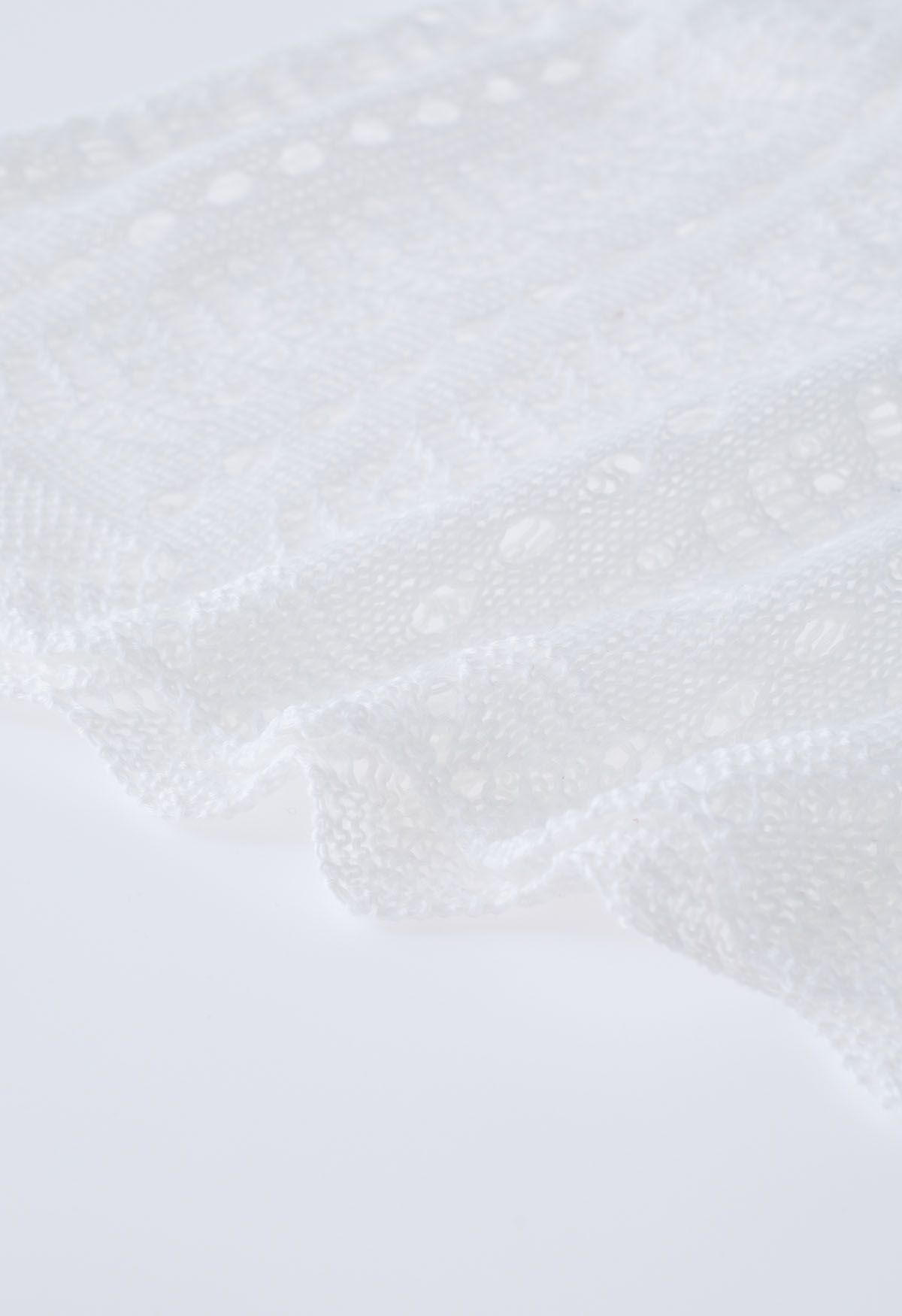 Couverture en tricot évidé à dos ouvert en blanc
