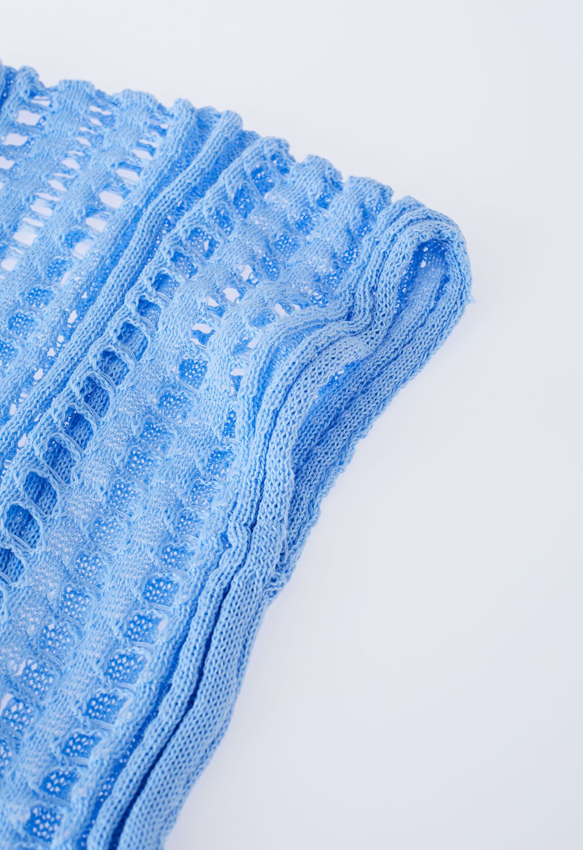 Couverture en tricot ajouré à fentes latérales en bleu