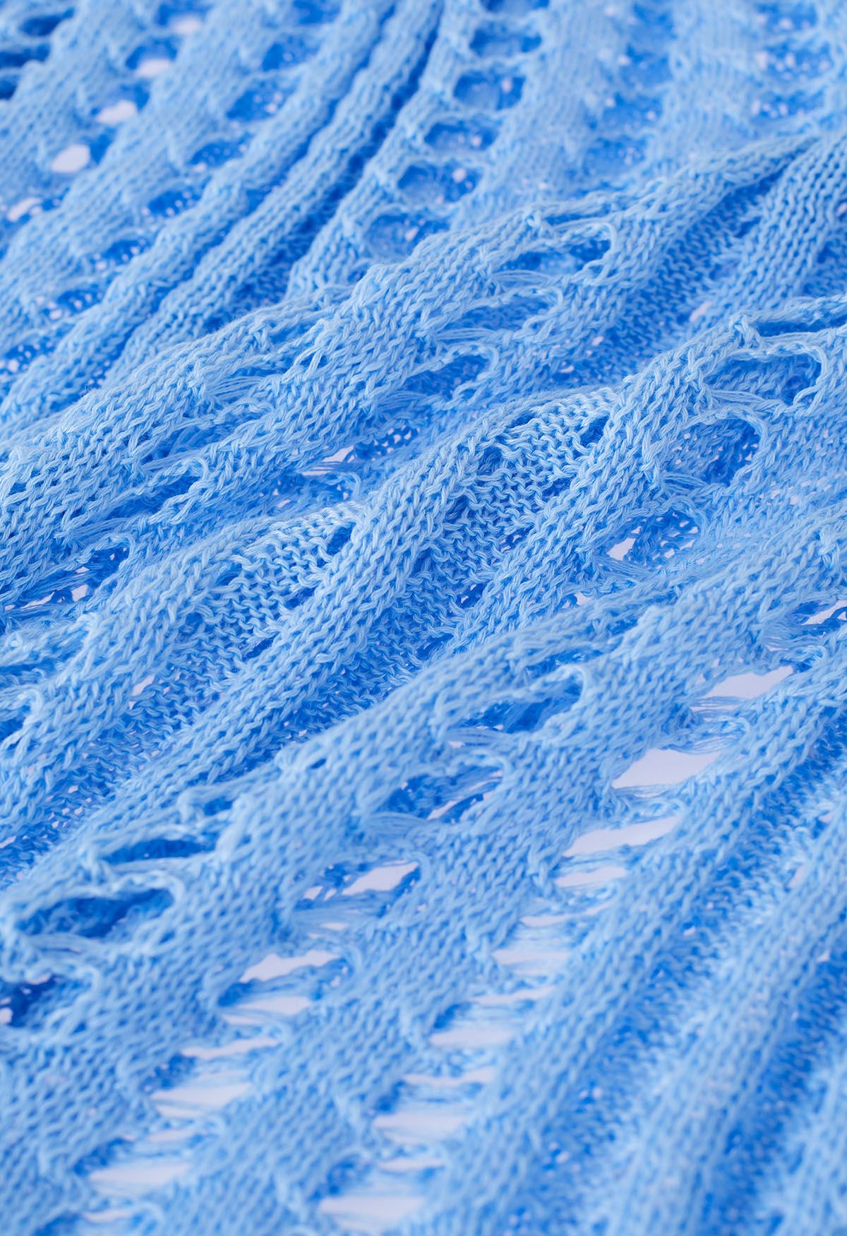 Couverture en tricot ajouré à fentes latérales en bleu
