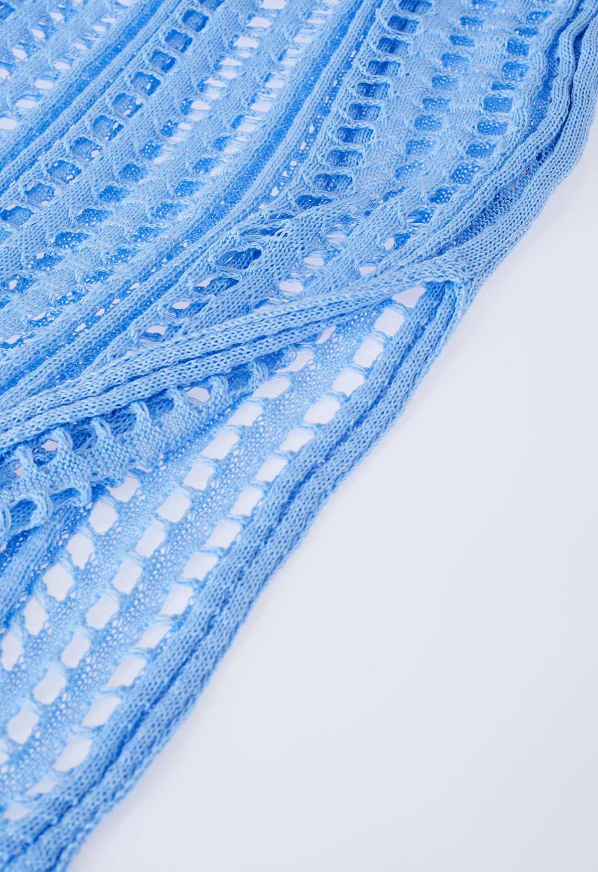 Couverture en tricot ajouré à fentes latérales en bleu