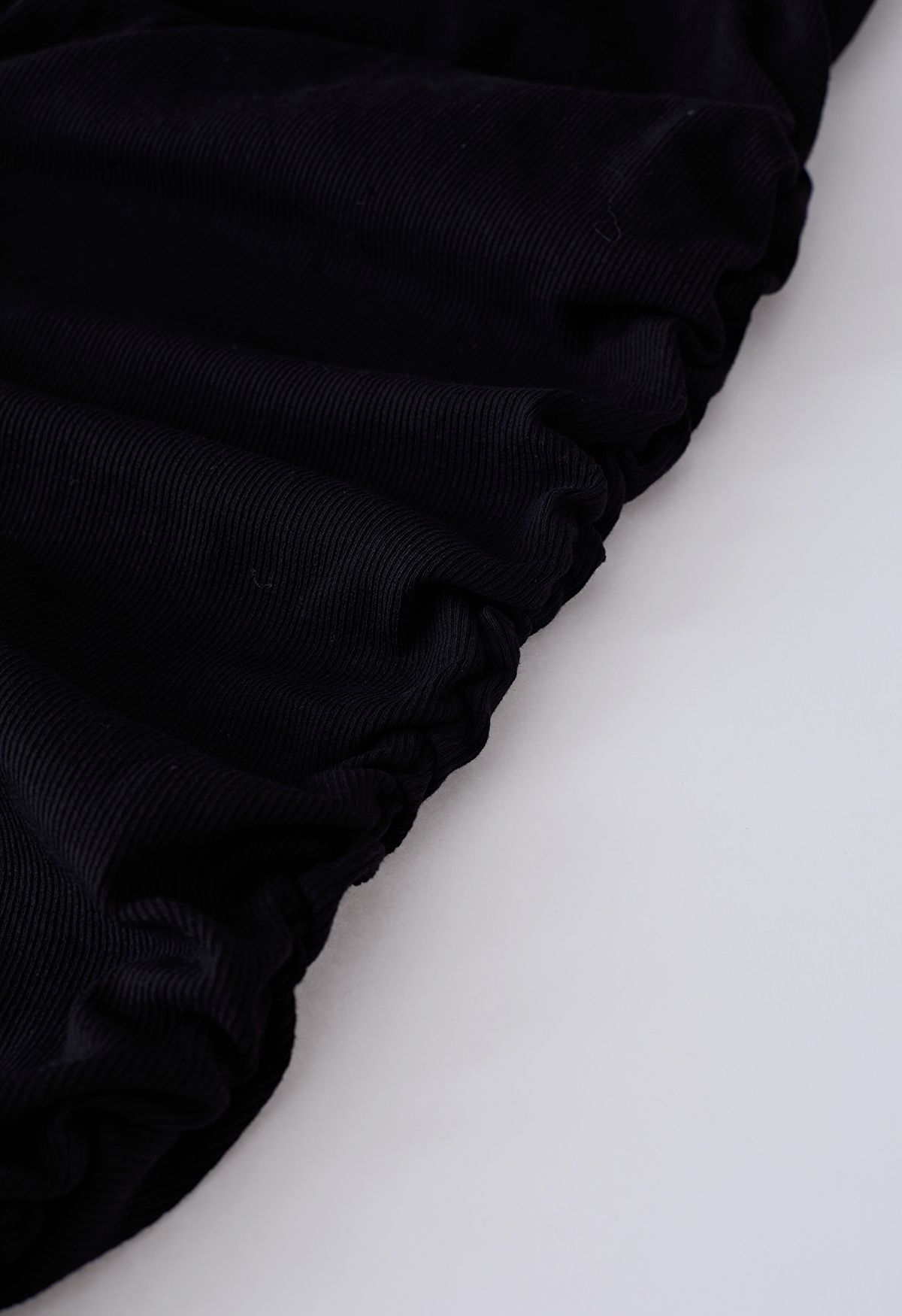 Robe sans manches noire unie à détails froncés