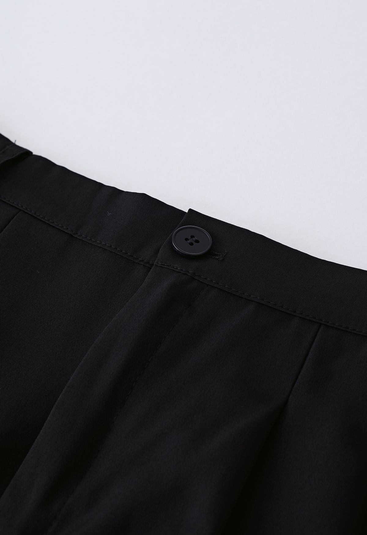 Short plissé avec poches latérales en noir