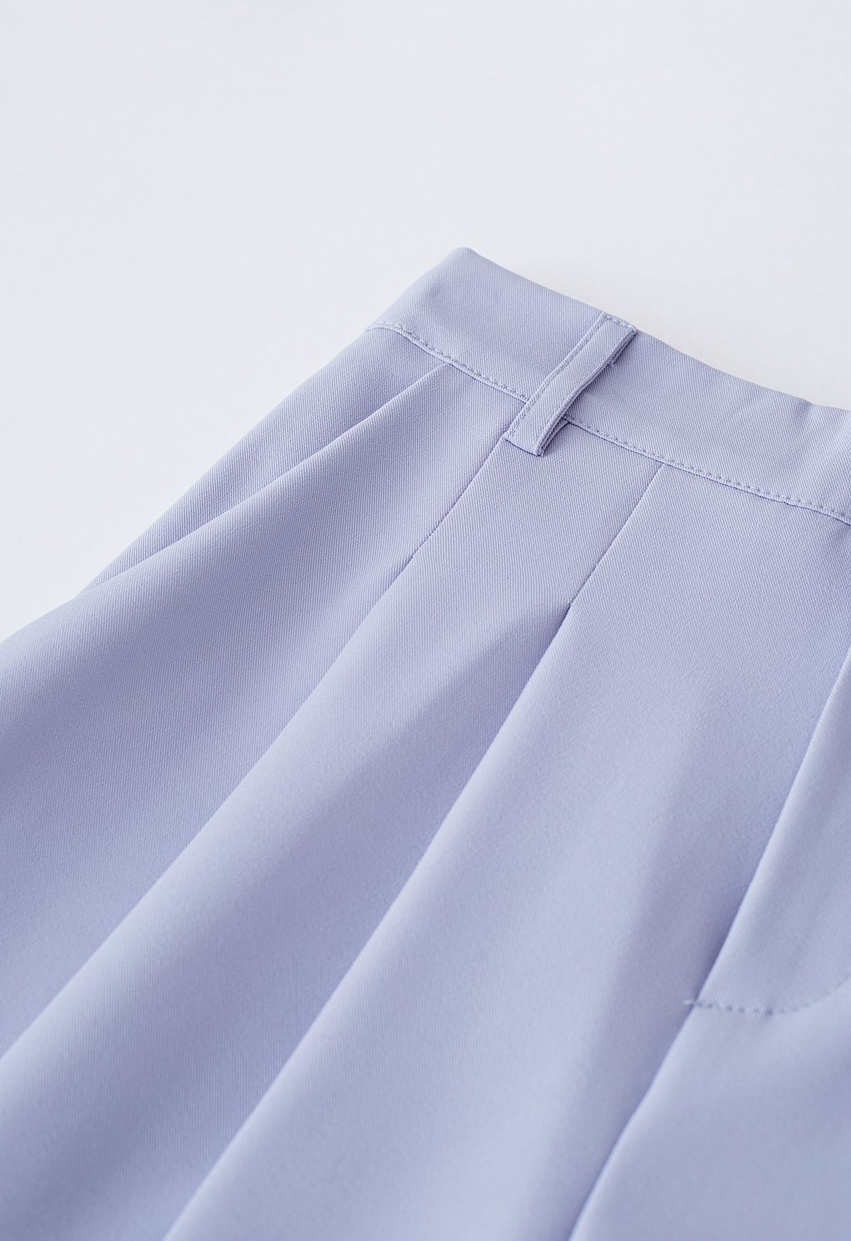 Short plissé avec poches latérales en bleu