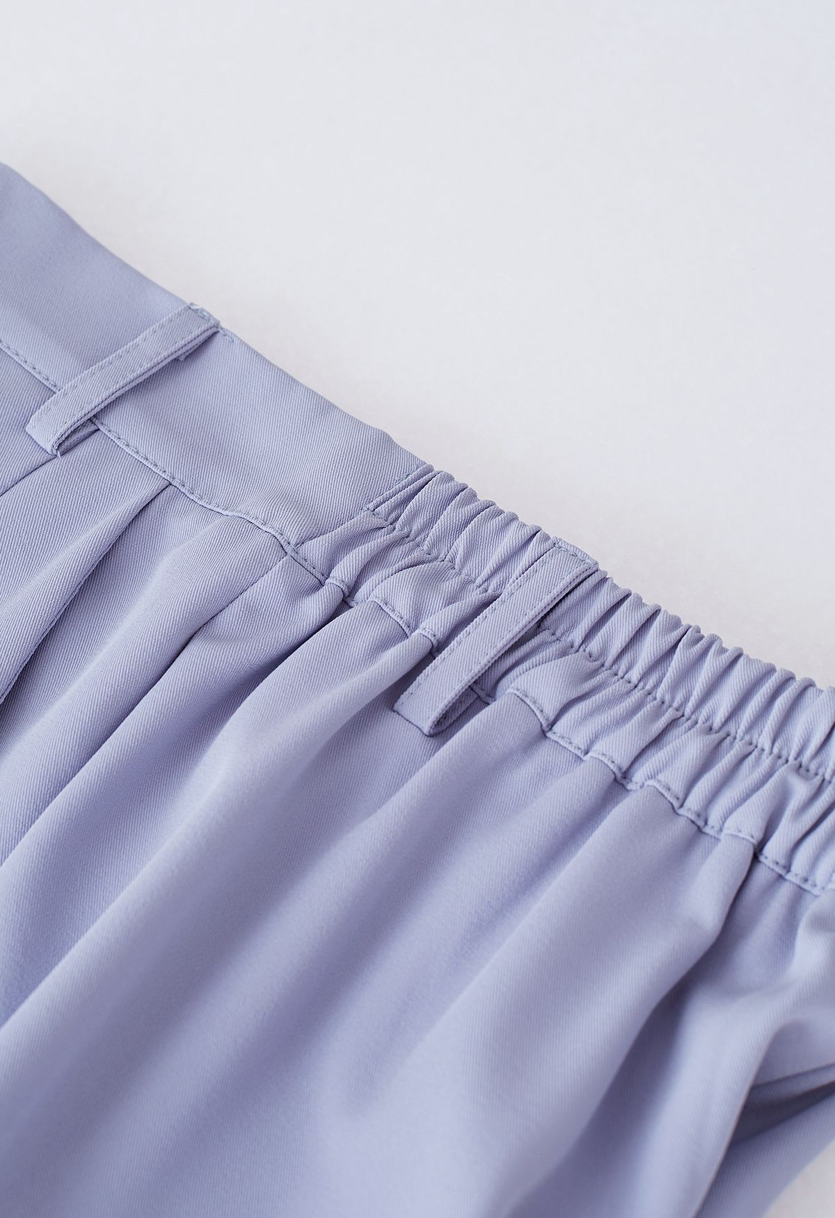 Short plissé avec poches latérales en bleu