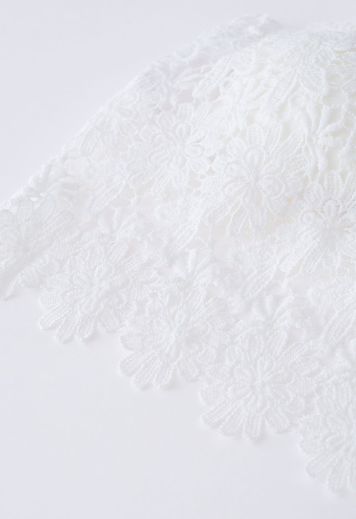 Haut de soutien-gorge en crochet floral exquis en blanc
