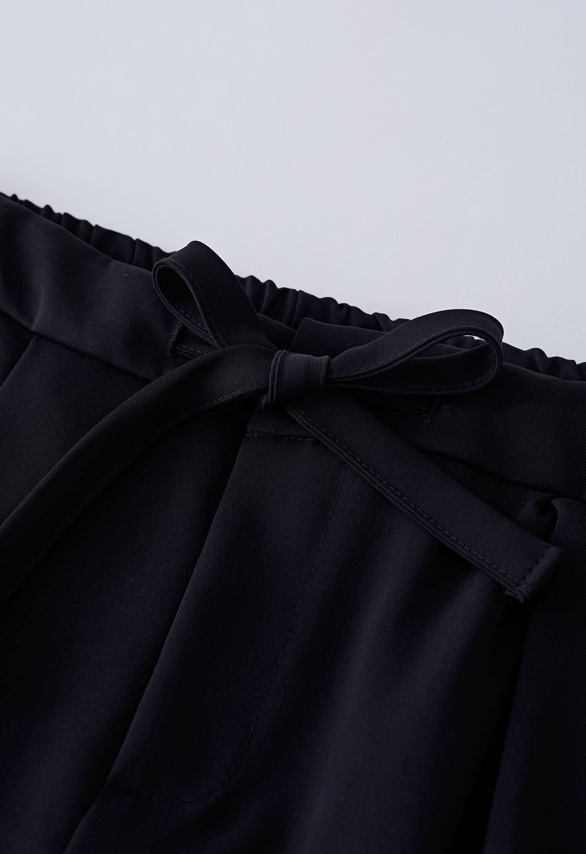 Pantalon à détails plissés à la taille avec cordon de serrage en noir