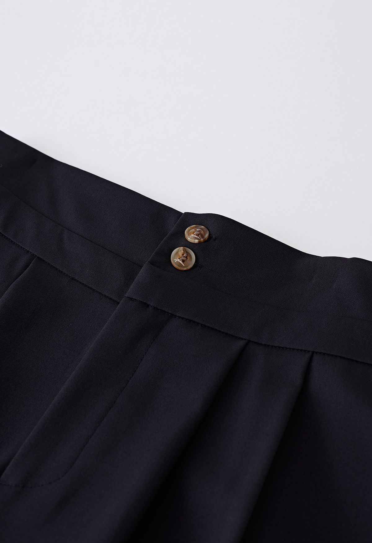 Pantalon large à plis subtils en noir