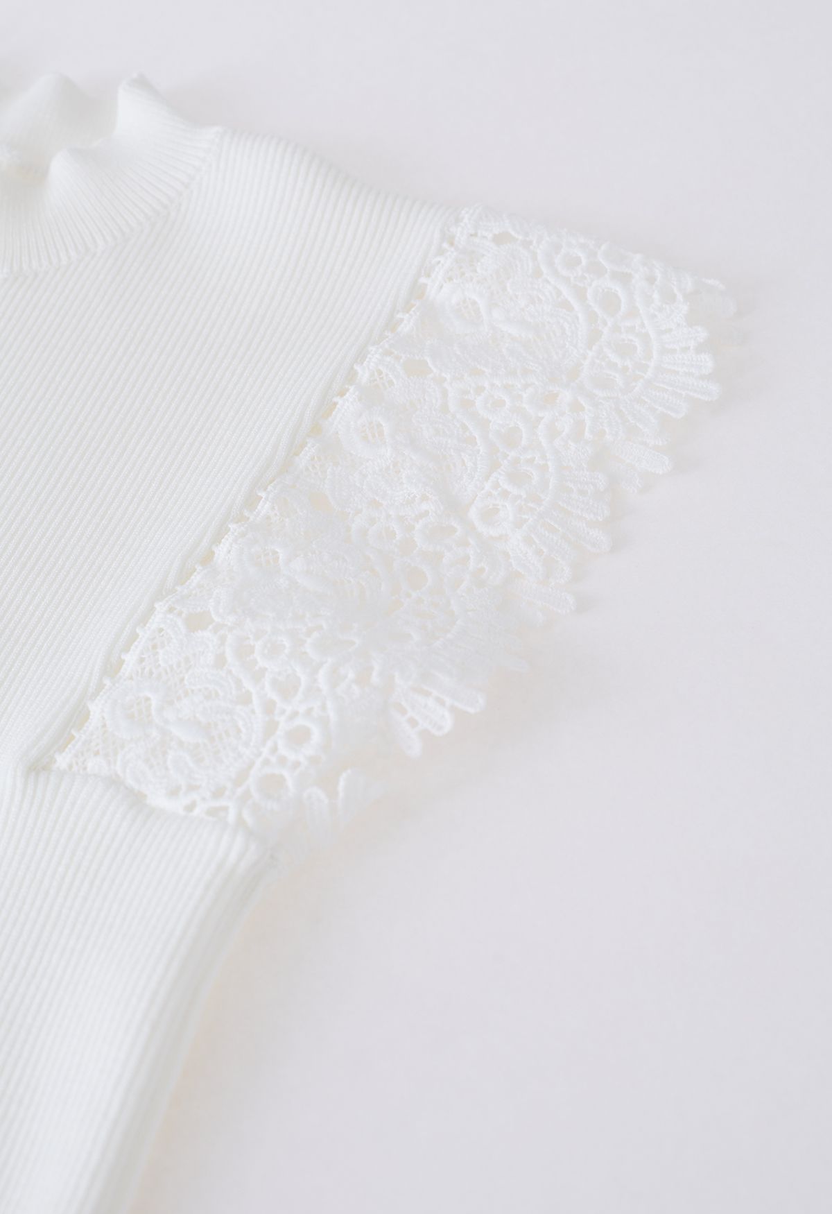 Haut en tricot sans manches en dentelle à col montant en blanc