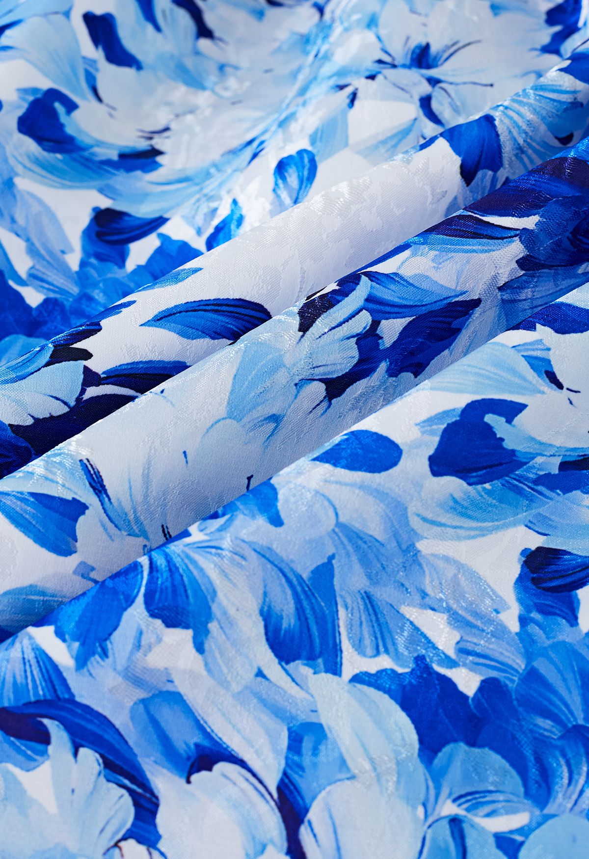 Jupe mi-longue plissée en jacquard bleu roi à imprimé fleuri