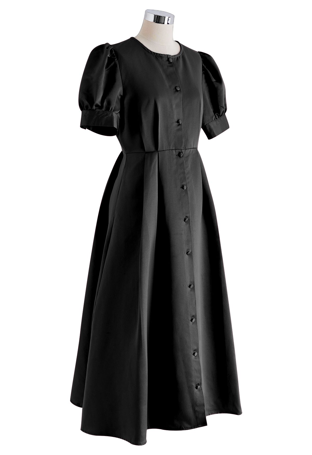 Robe mi-longue boutonnée en satin brillant en noir