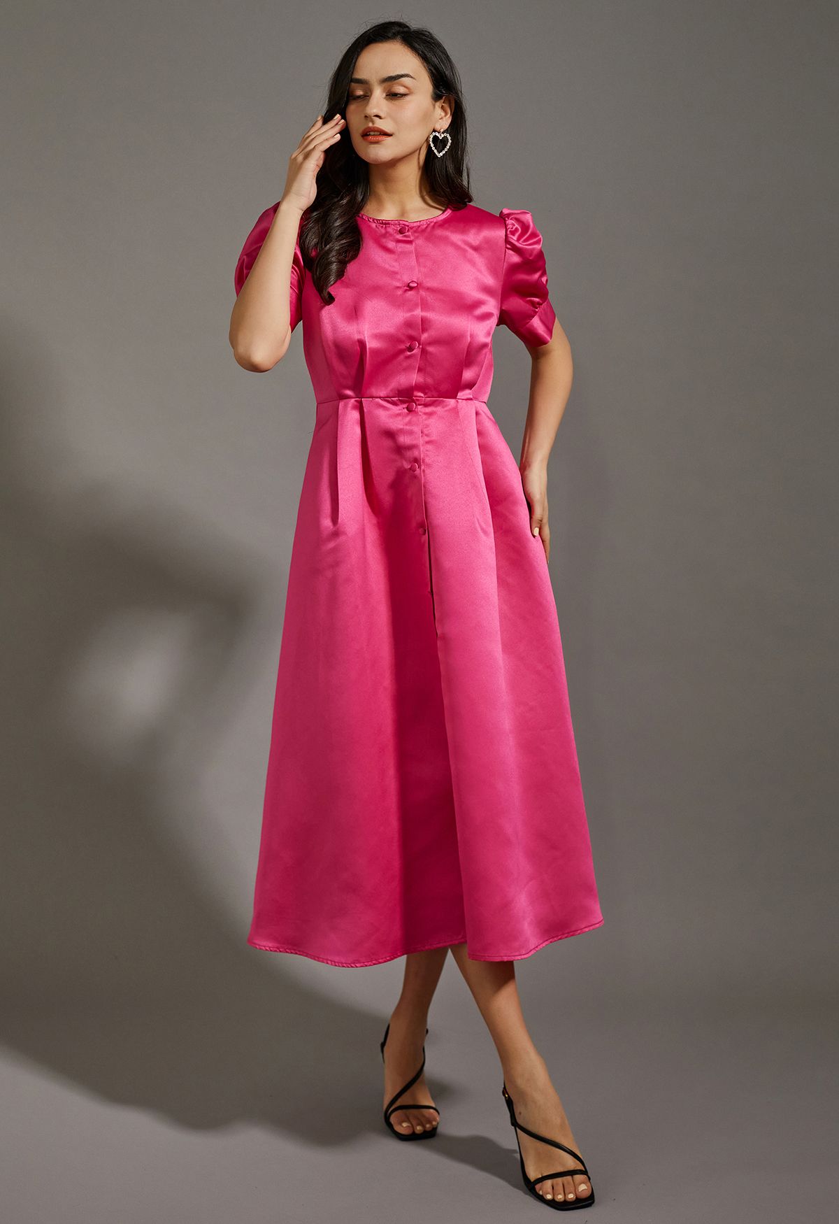 Robe mi-longue boutonnée en satin brillant rose vif