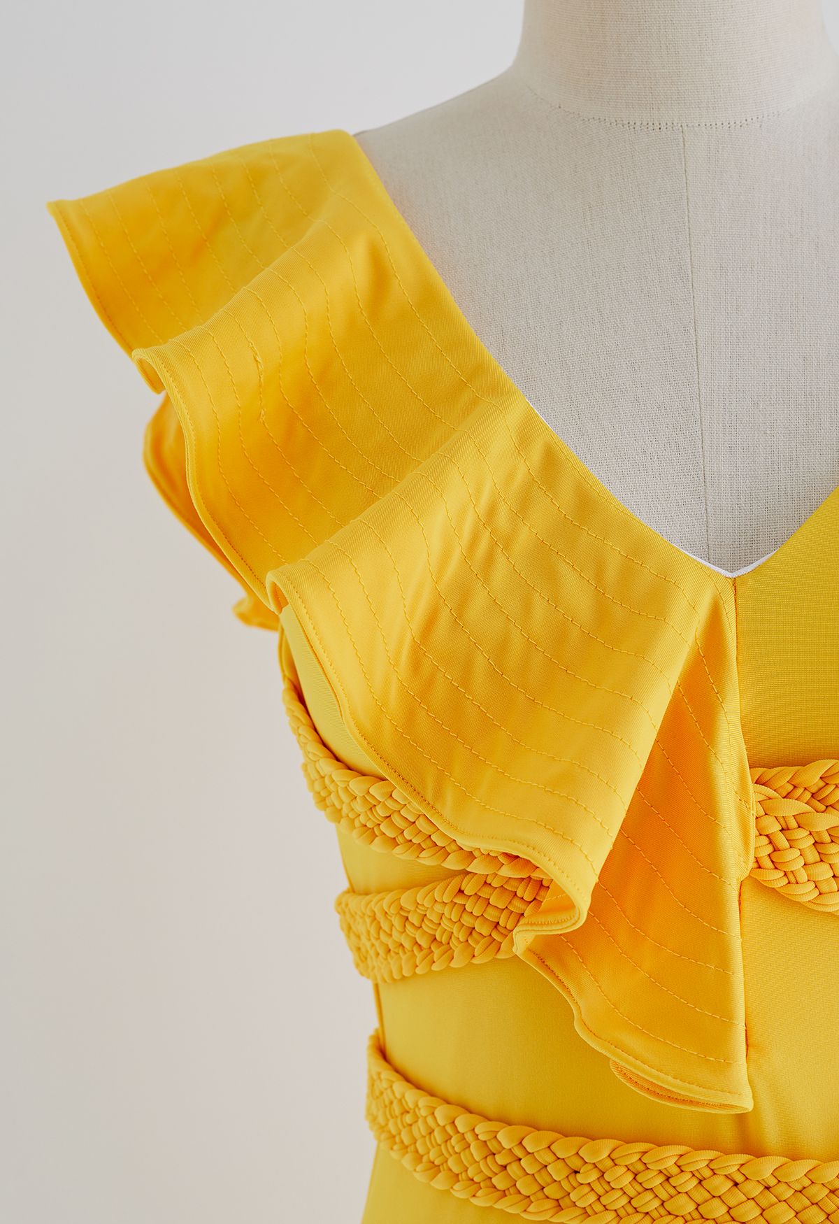Maillot de bain à bretelles tressées et bordure à volants en jaune