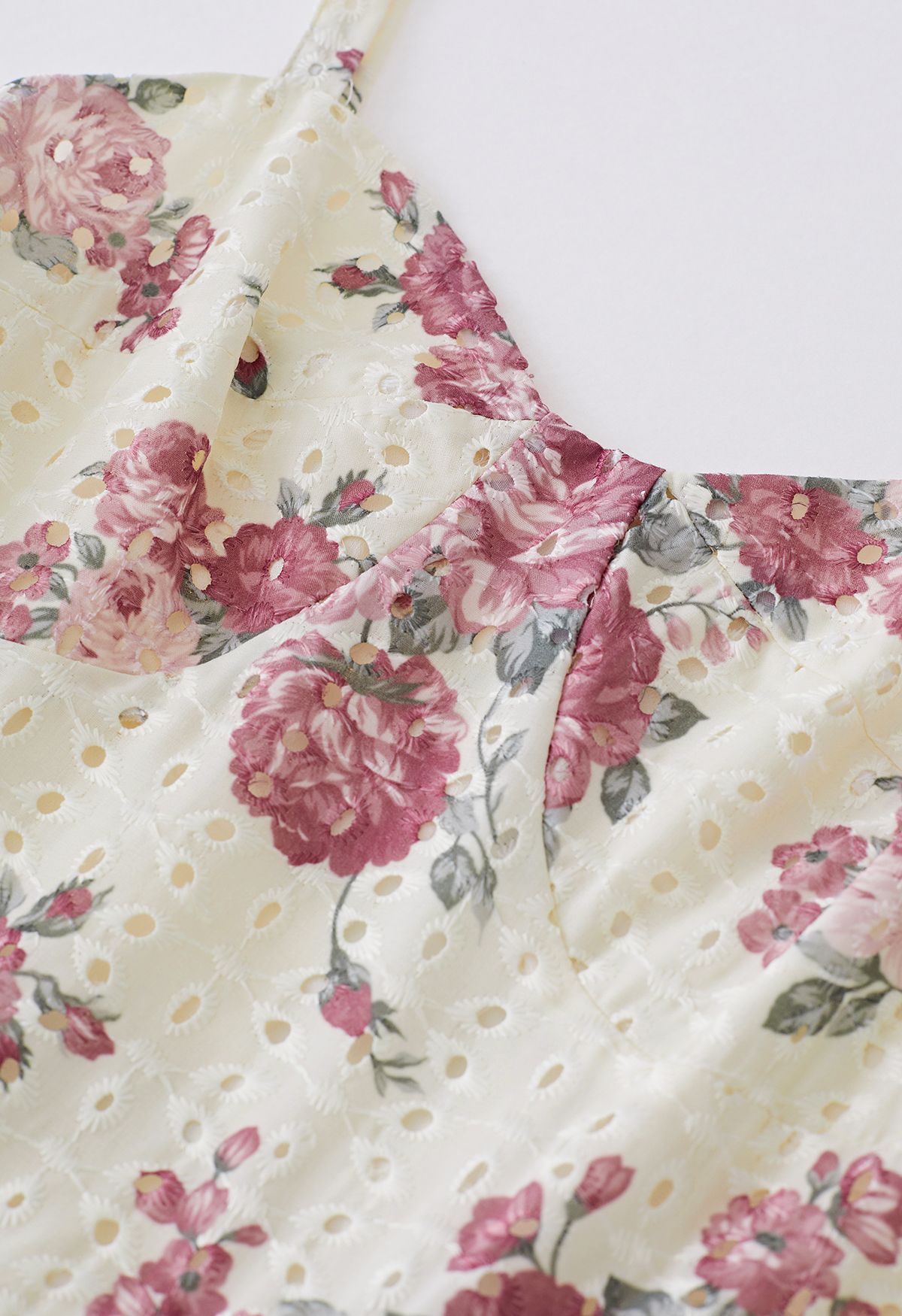 Robe camisole à œillets brodée de fleurs mauve