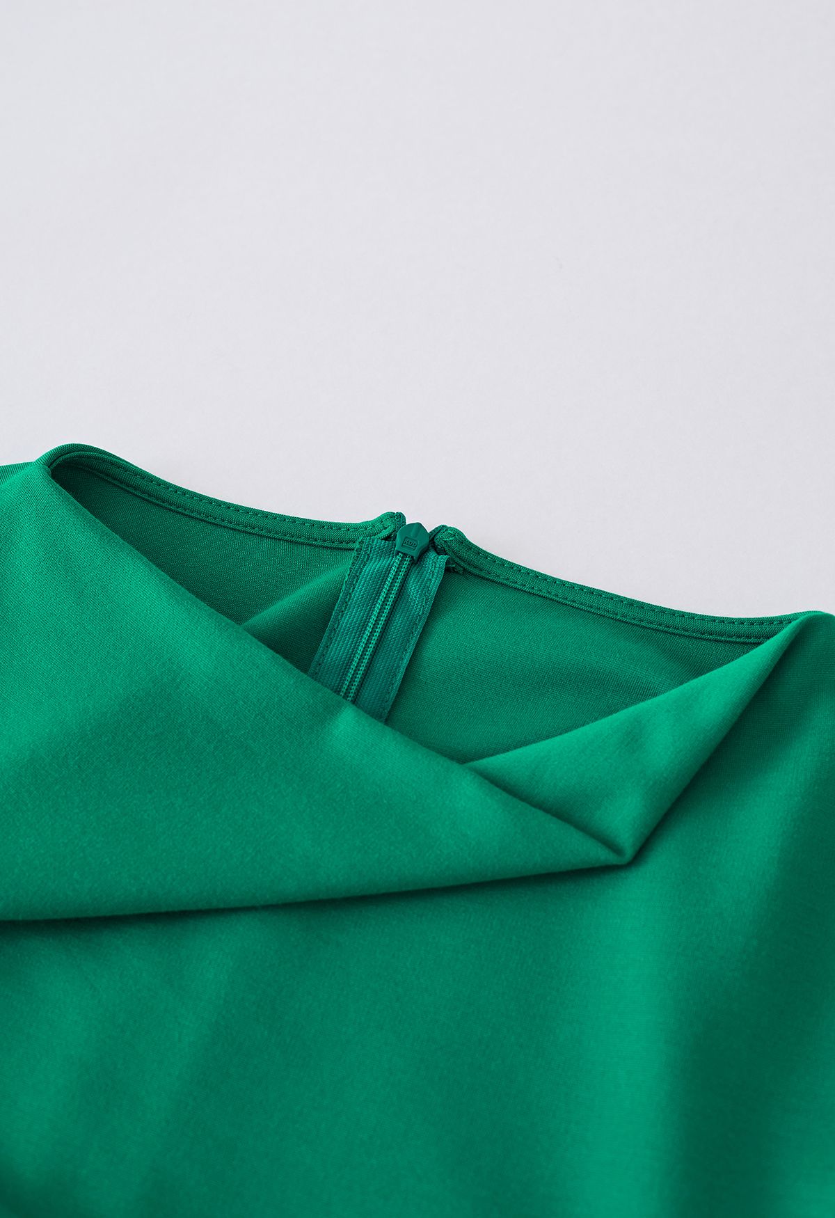 Robe sans manches à col drapé et taille froncée en vert