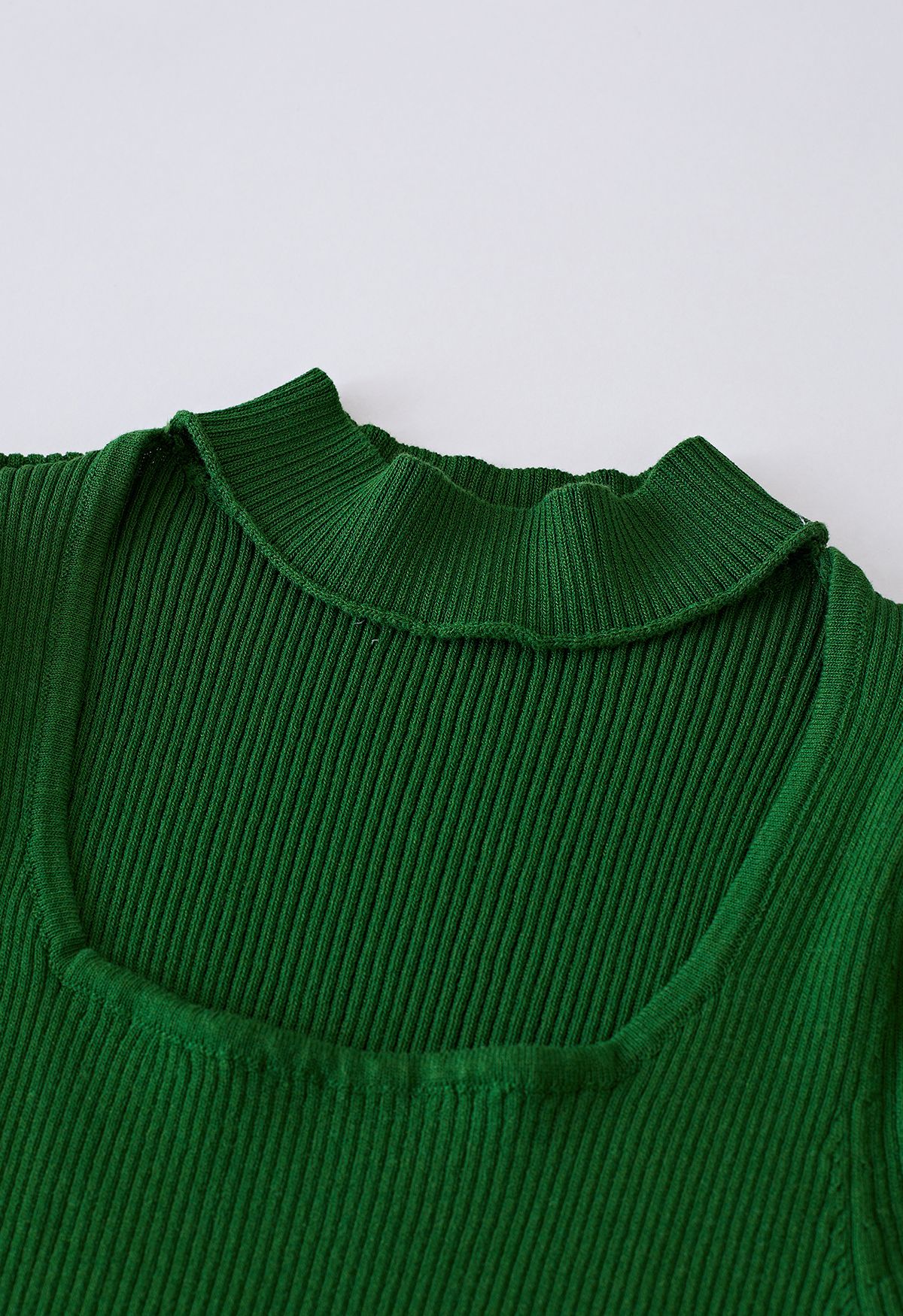 Robe mi-longue moulante tricotée à encolure carrée et ourlet en vert