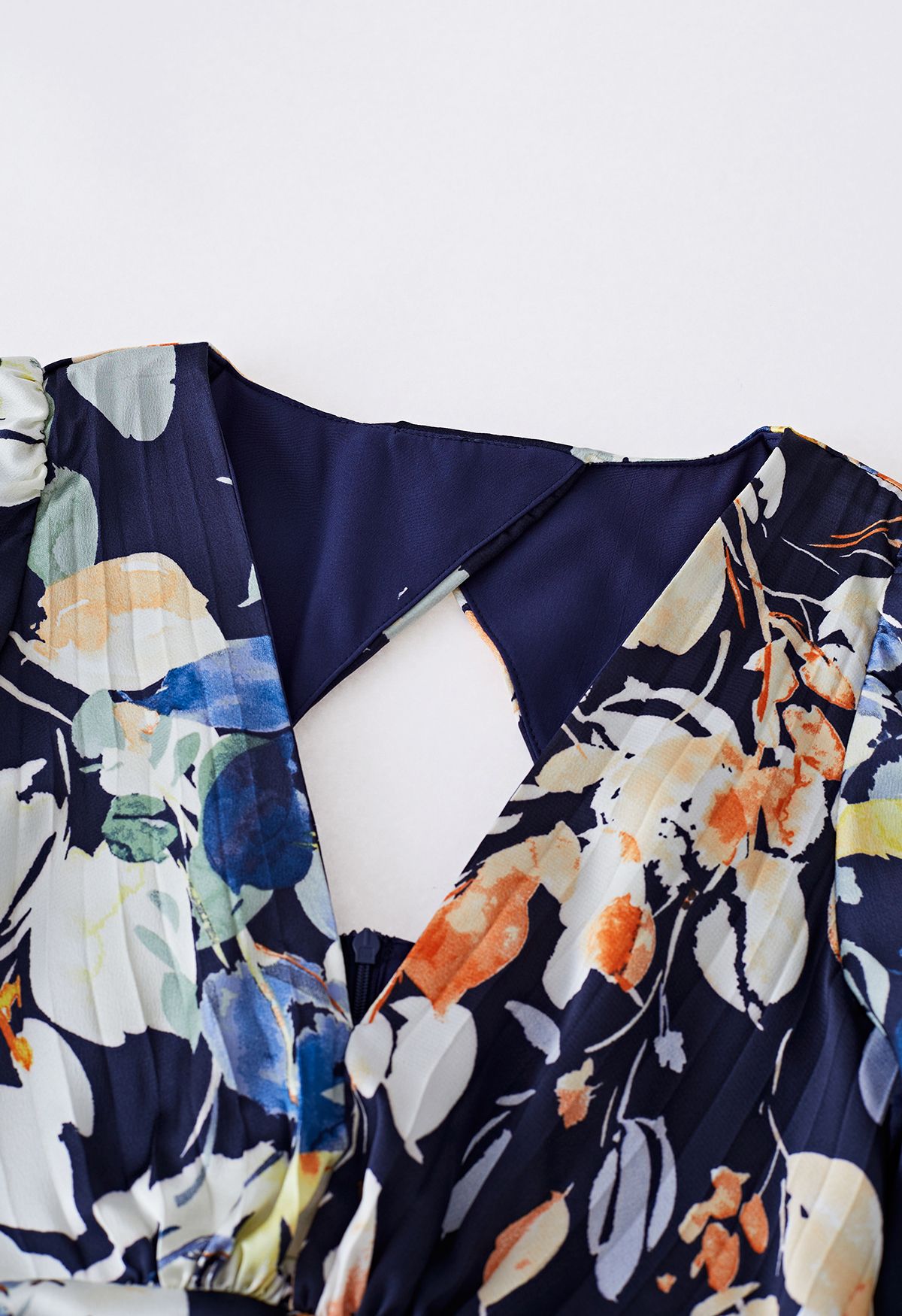 Robe en satin plissé bleu marine à fleurs découpées dans le dos