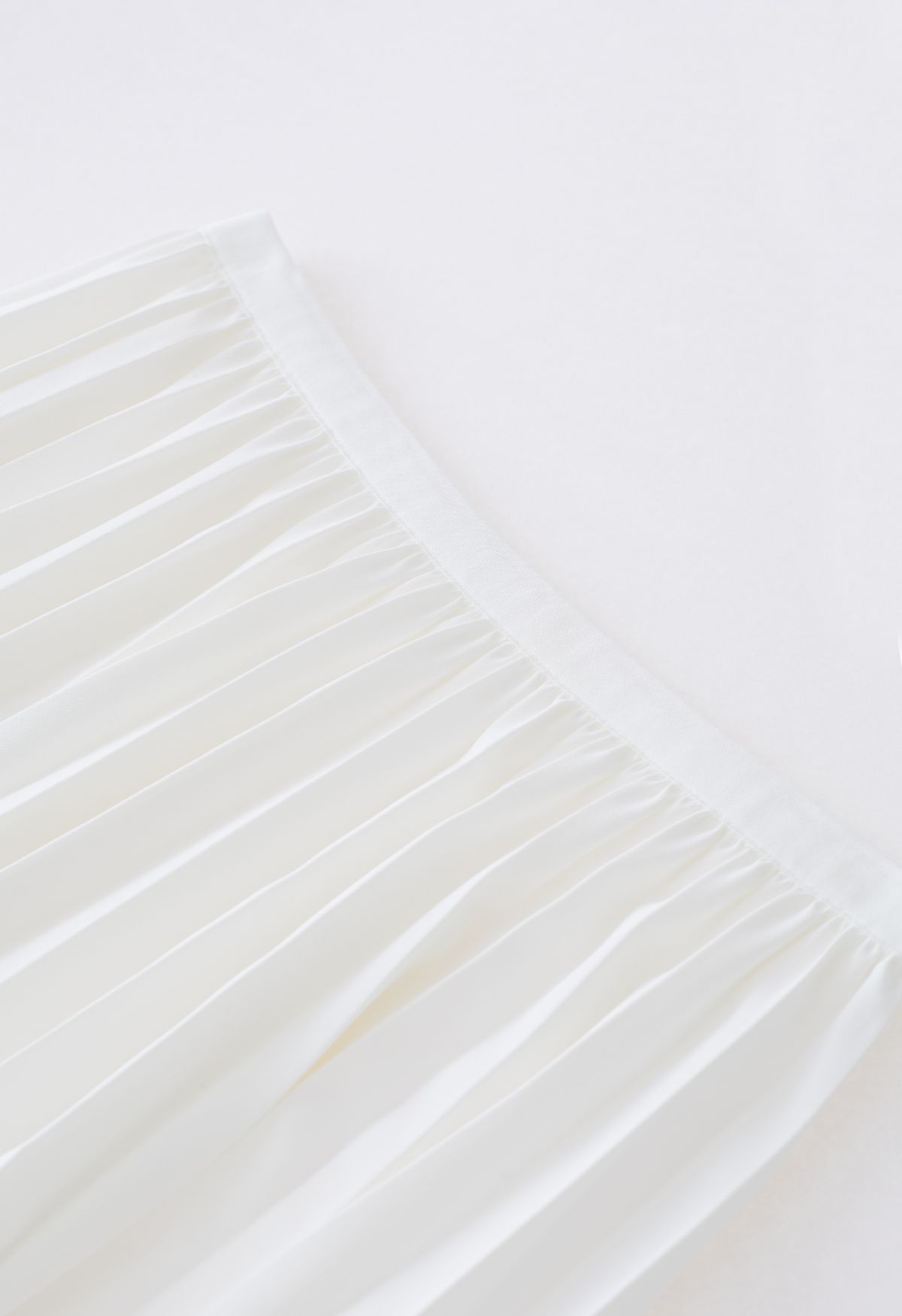 Jupe mi-longue plissée en relief zigzag en blanc
