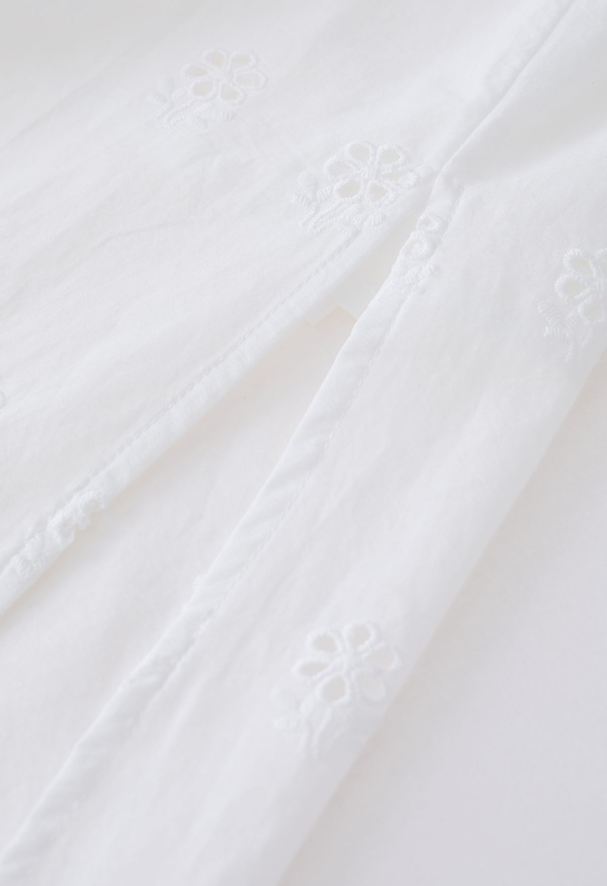 Jupe longue à œillets brodés fleuret à fente latérale en blanc
