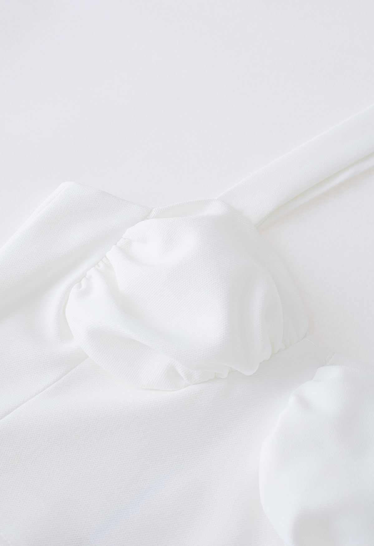 Crop top bustier à bretelles nouées en blanc