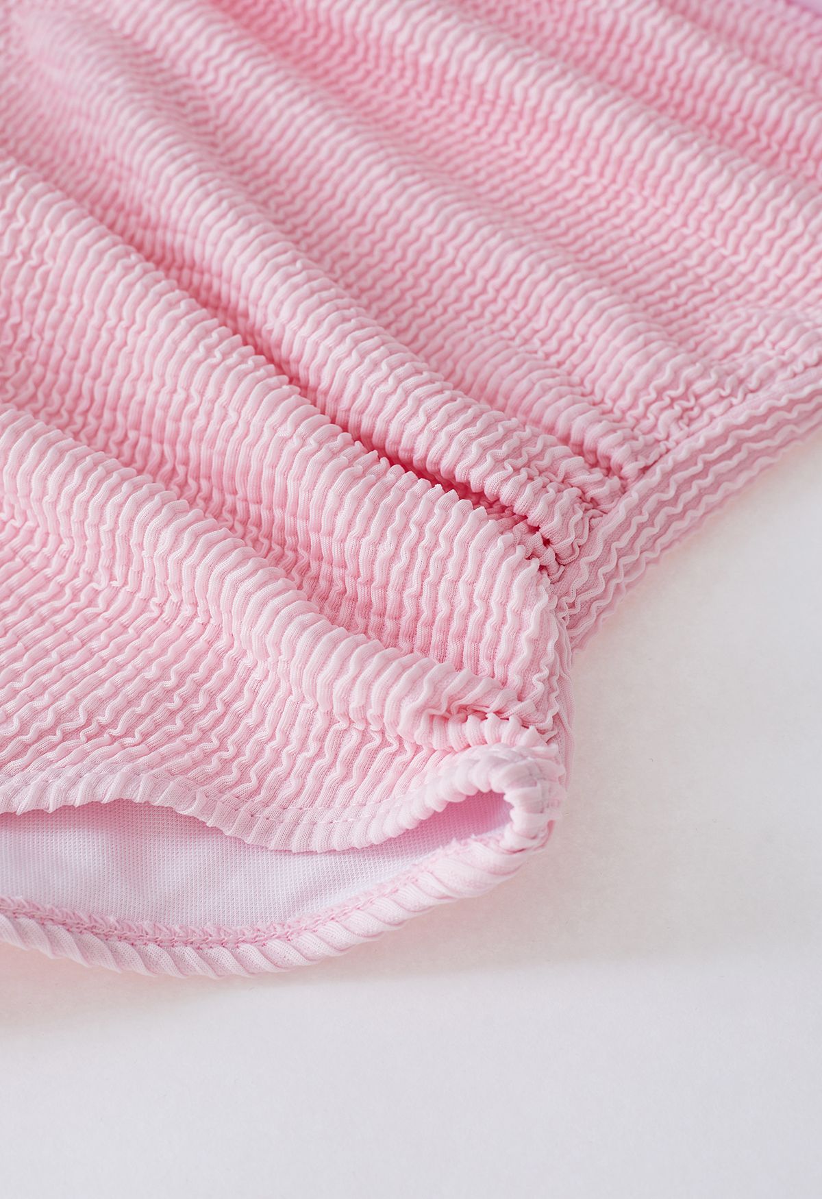 Maillot de bain texturé ondulé à découpe torsadée en rose