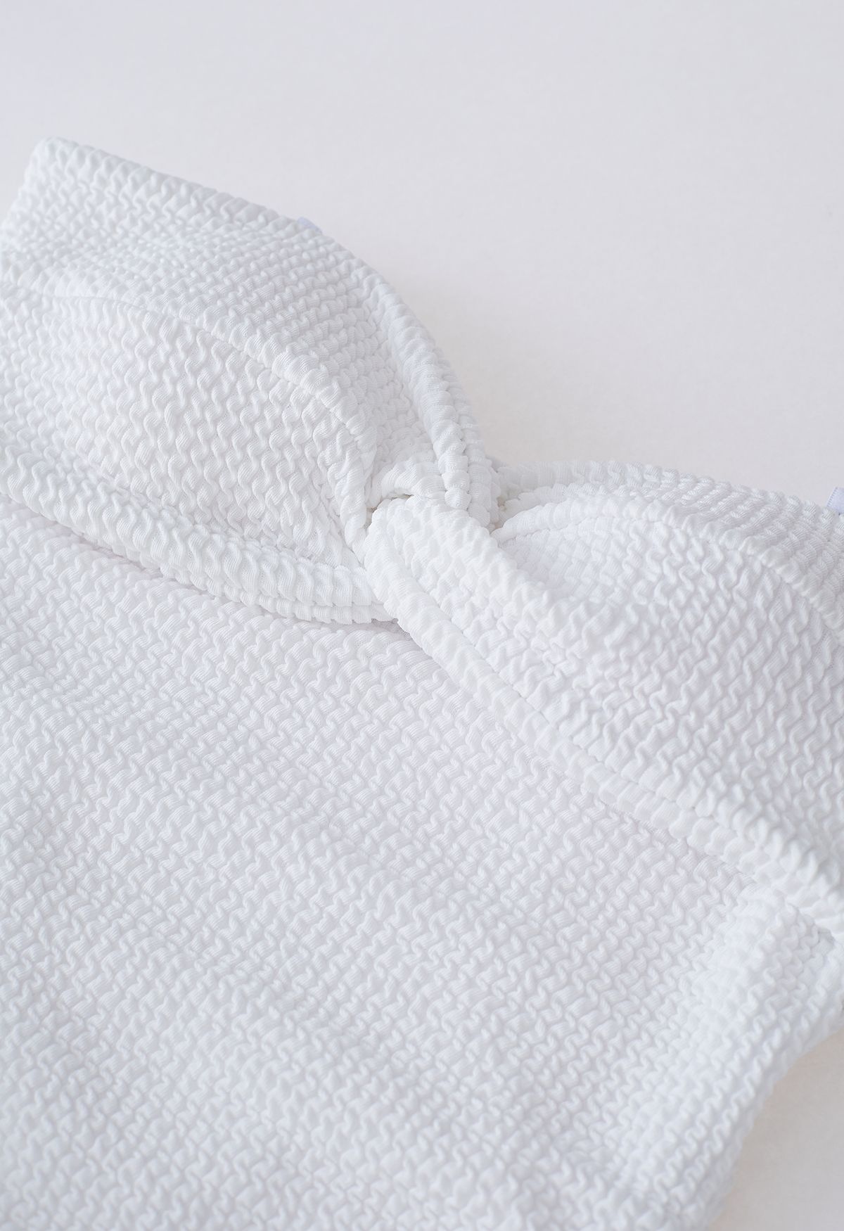 Maillot de bain texturé ondulé à découpe torsadée en blanc