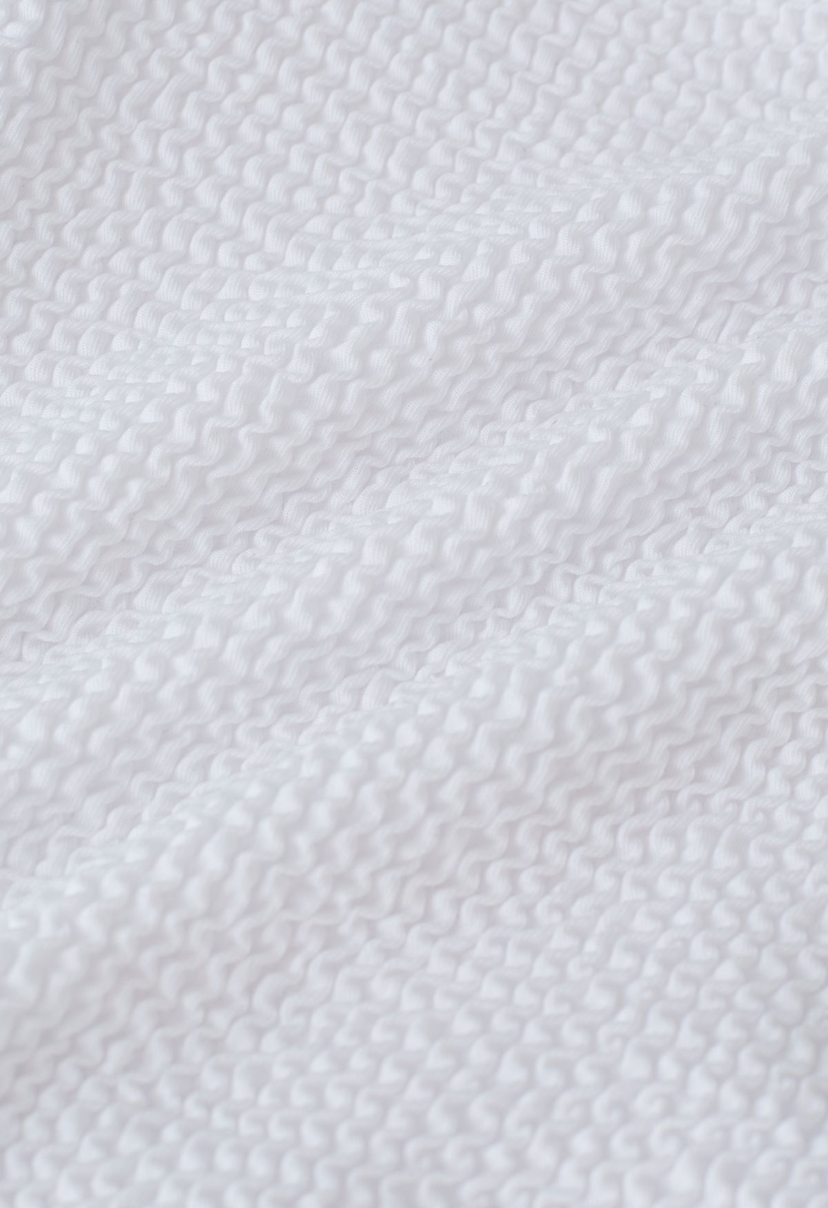 Maillot de bain texturé ondulé à découpe torsadée en blanc