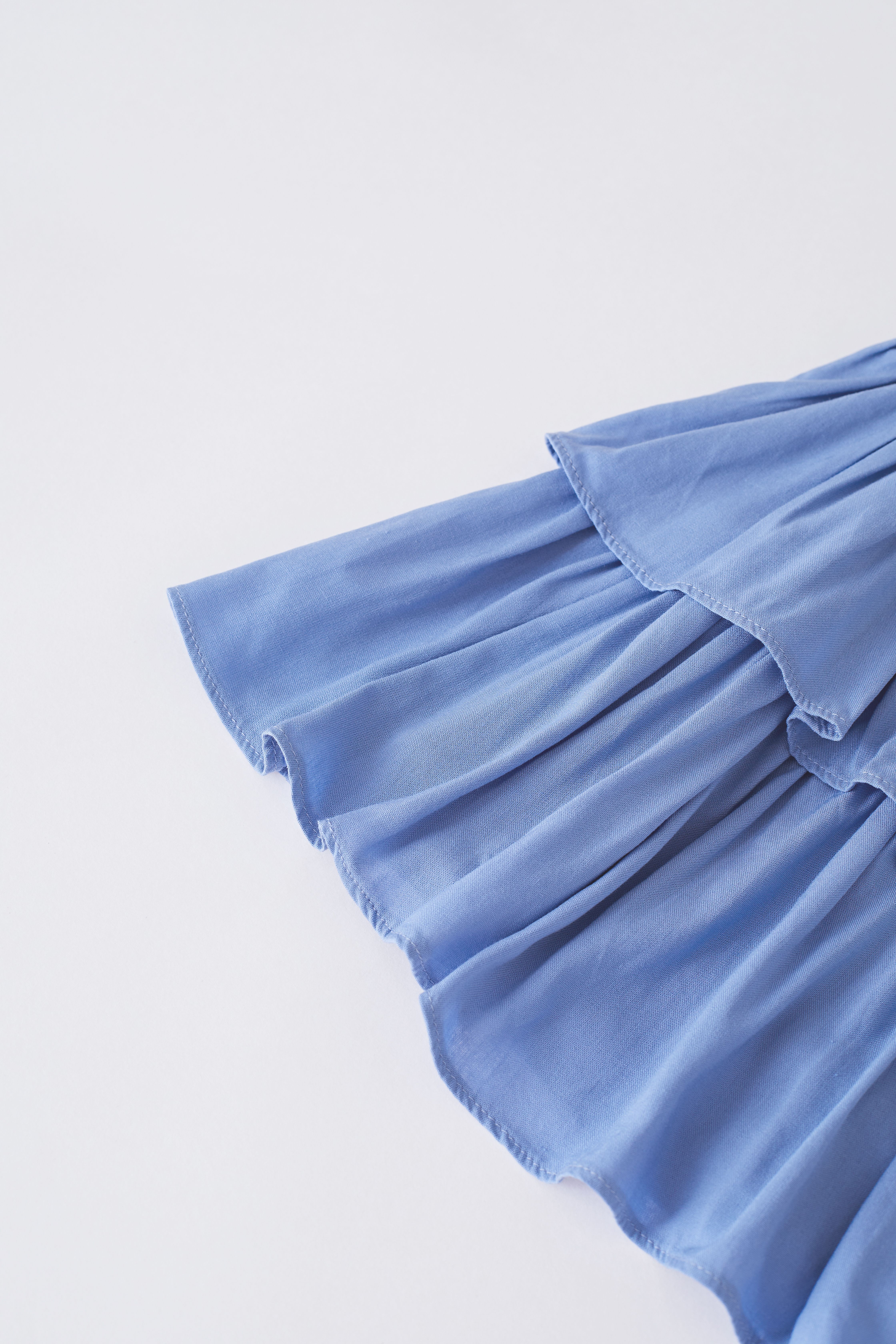 Mini-jupe froncée à volants et à volants en bleu