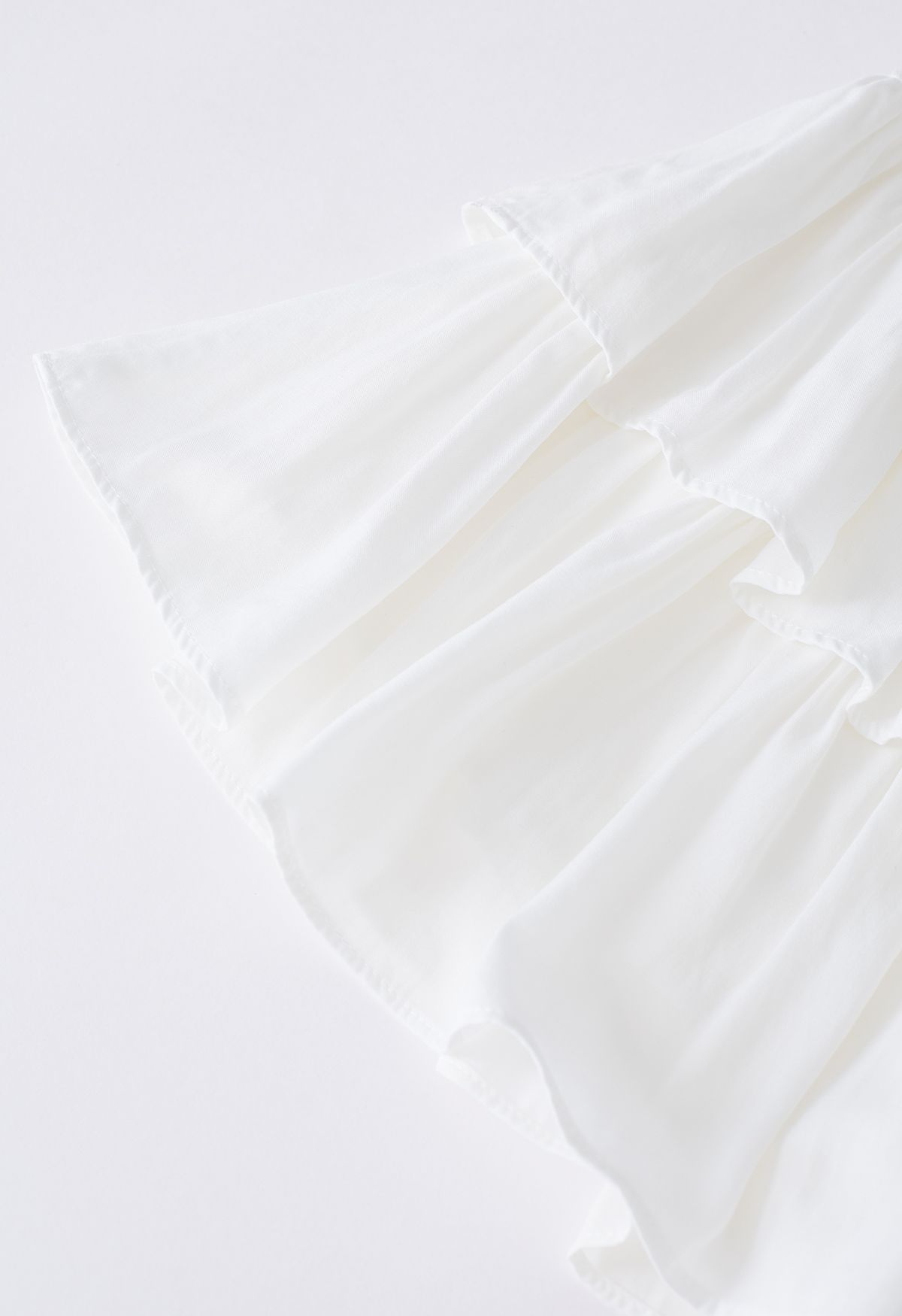 Mini-jupe froncée à volants et à volants en blanc
