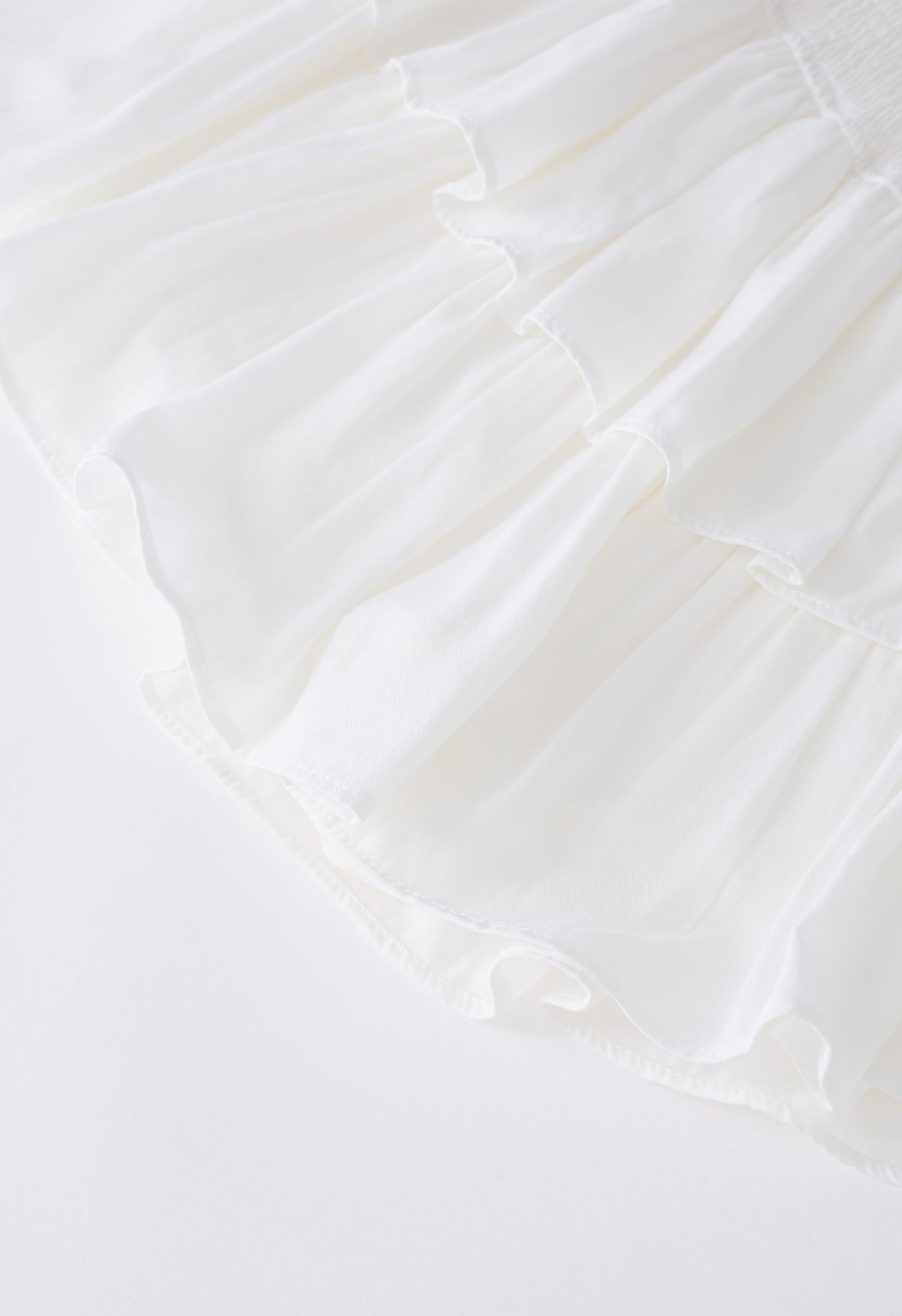 Mini-jupe froncée à volants et à volants en blanc